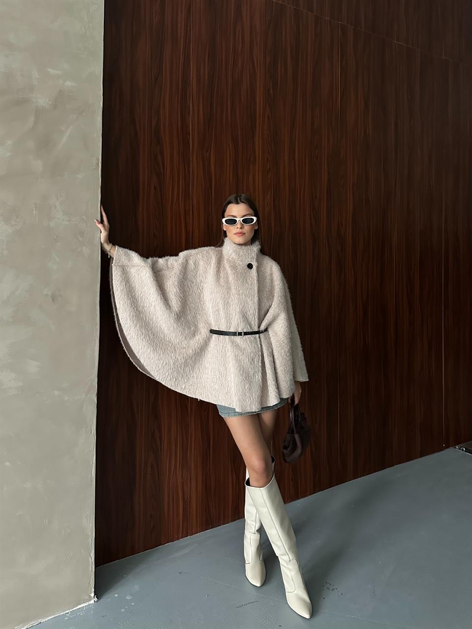 Yüksek Yakalı Modern Bej Panço