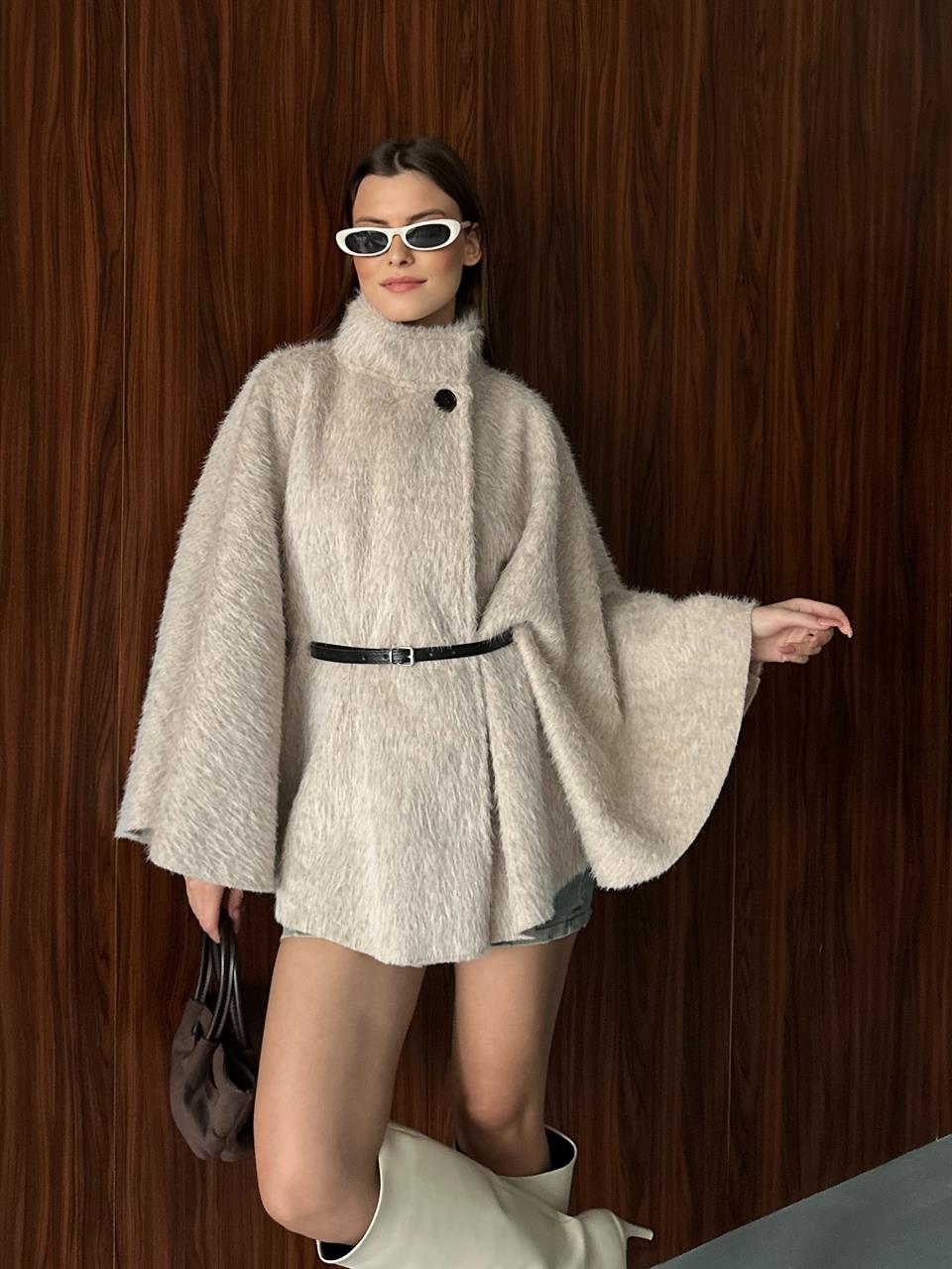 Yüksek Yakalı Modern Bej Panço