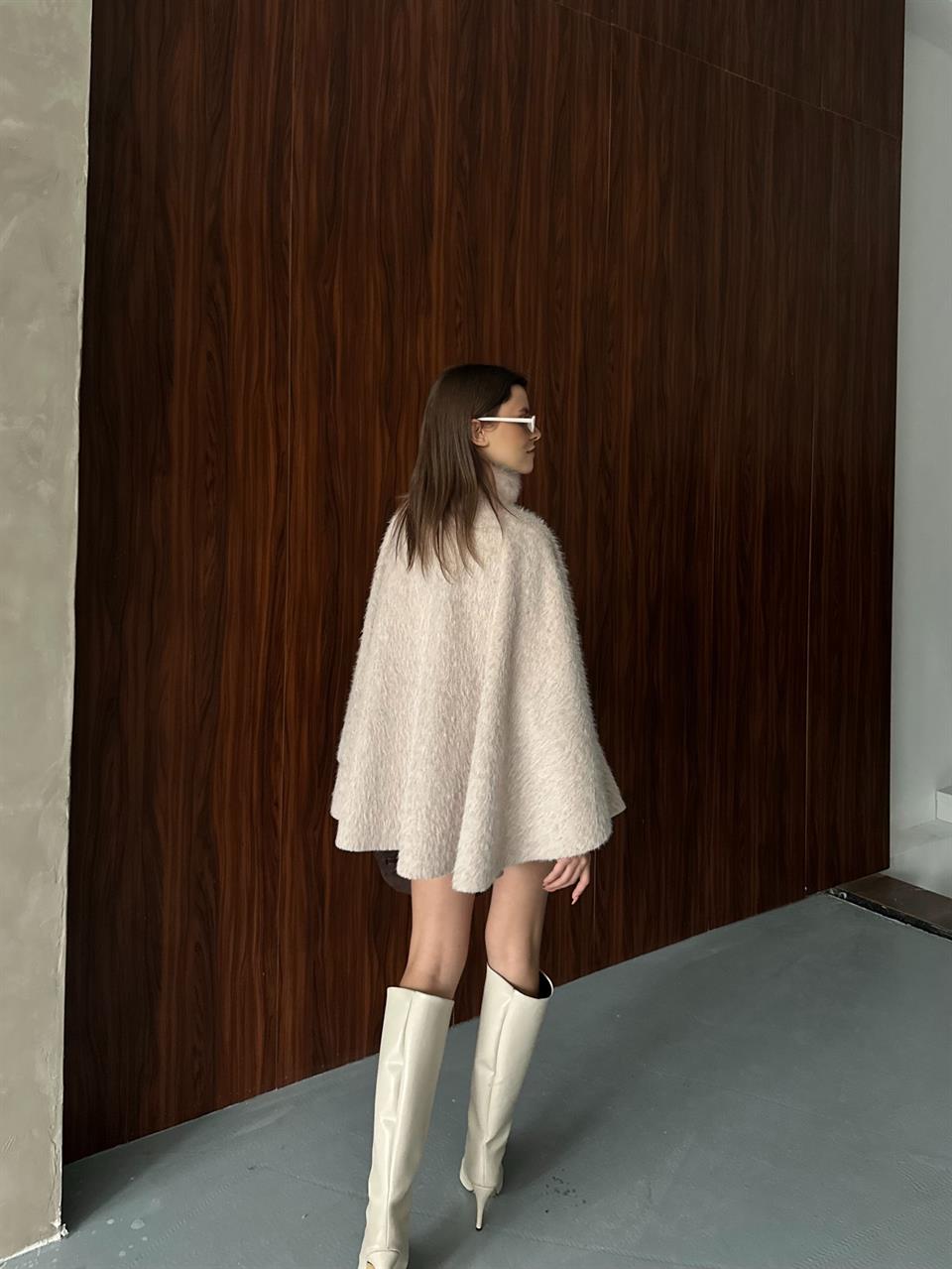 Yüksek Yakalı Modern Bej Panço