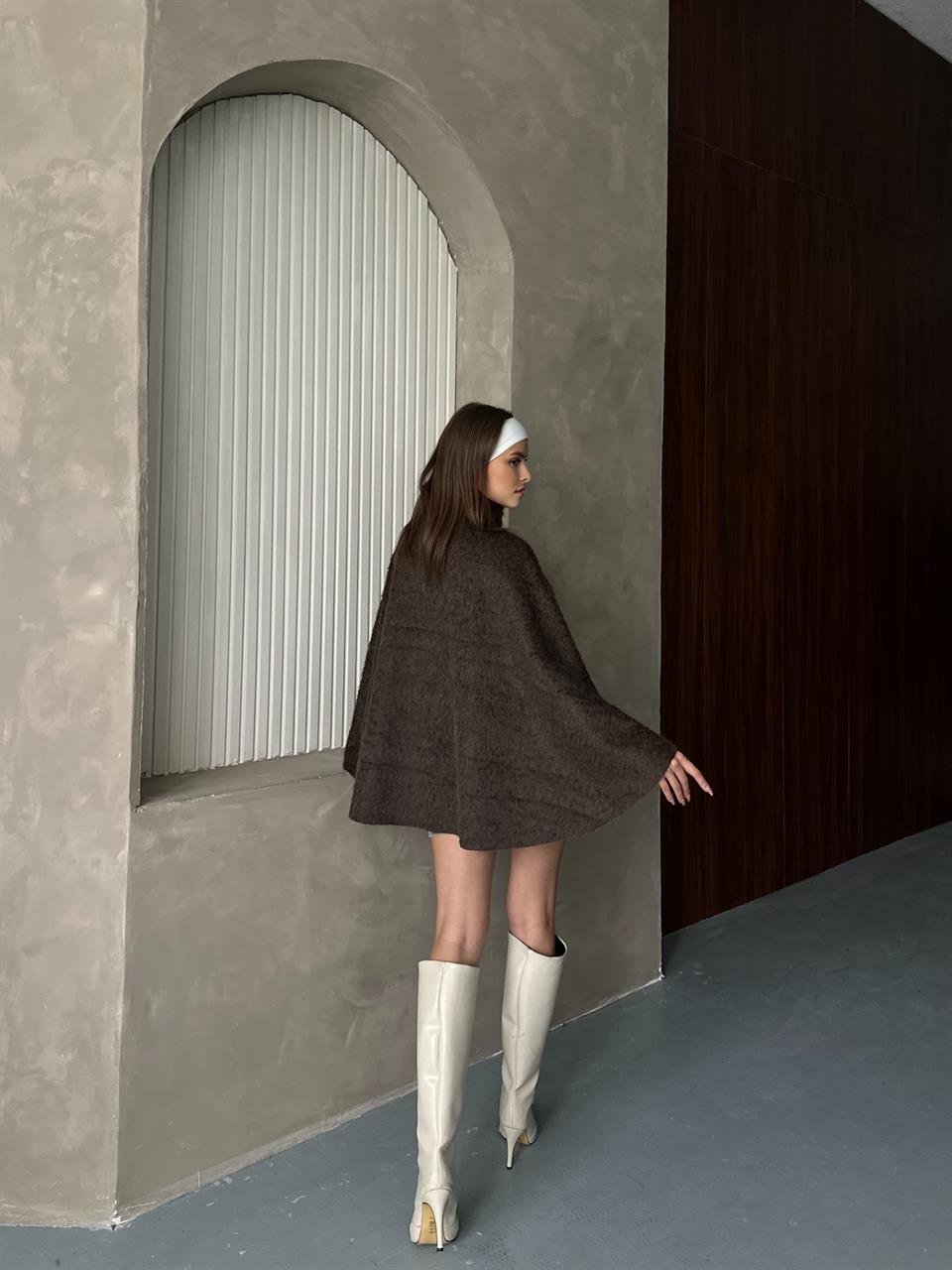 Yüksek Yakalı Modern Kahverengi Panço