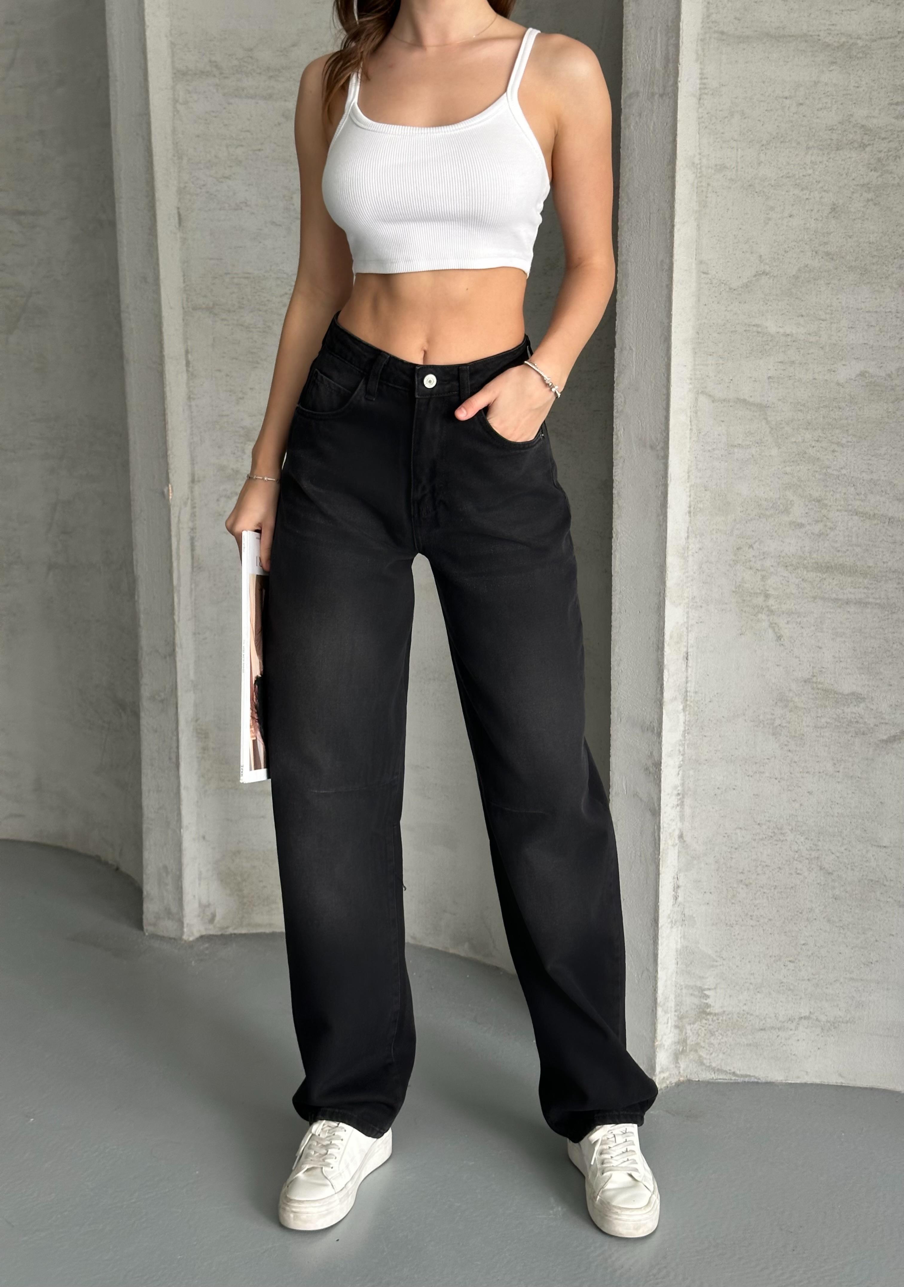 Arkadan Bitlişik Kemerli Siyah Jean