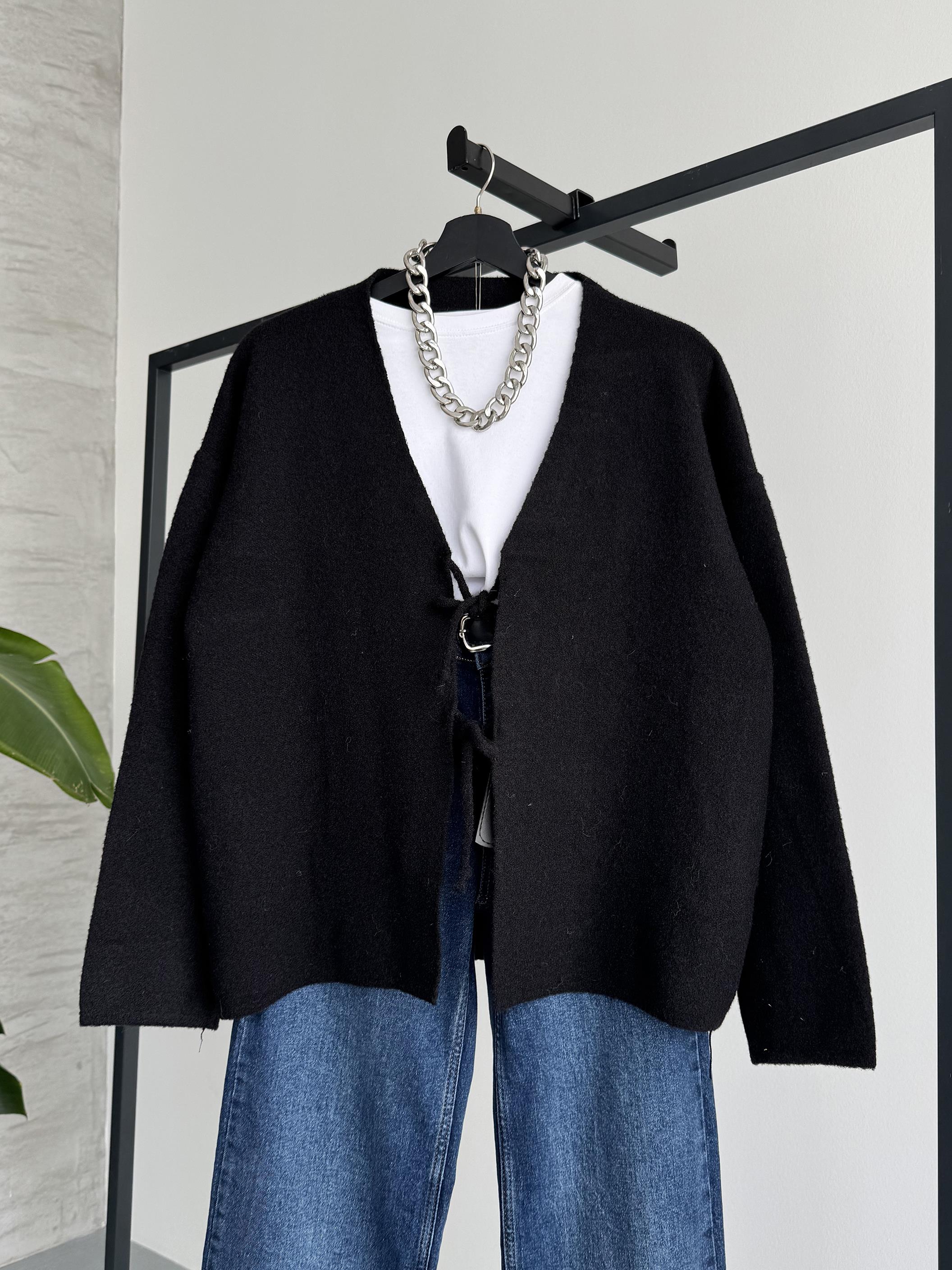 Bağlamalı Siyah Hırka