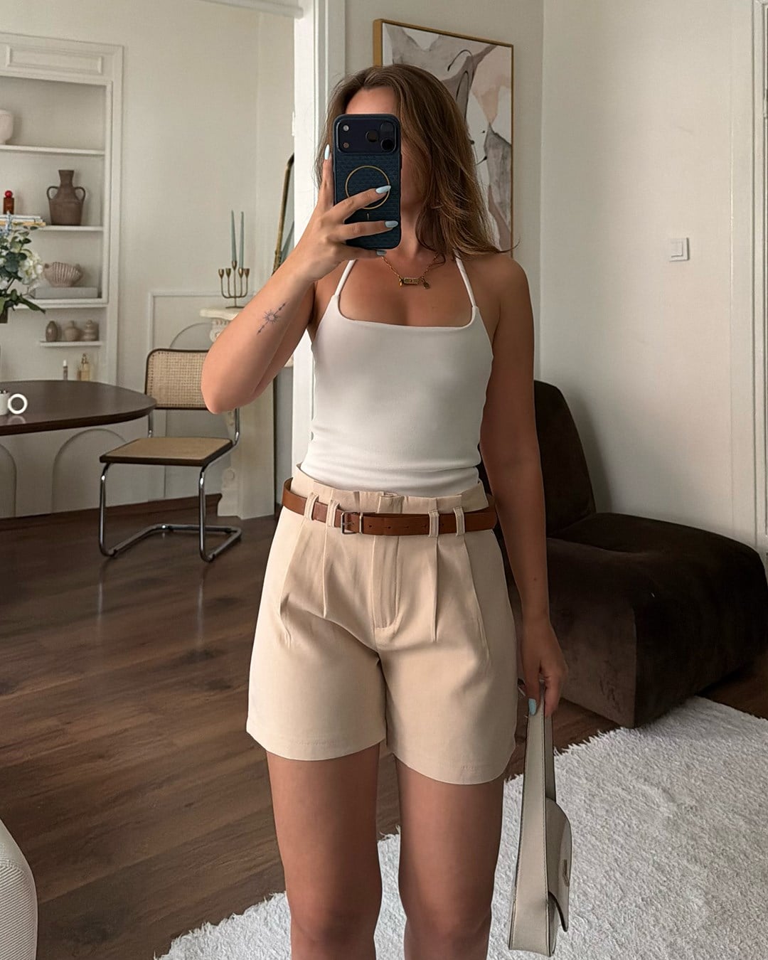 Bej Kemer Detaylı Şort
