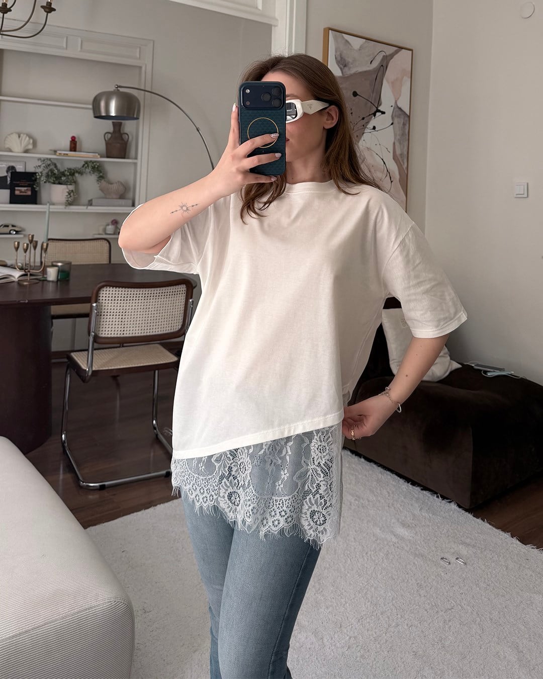 Beyaz Dantel Detaylı Oversize Tişört