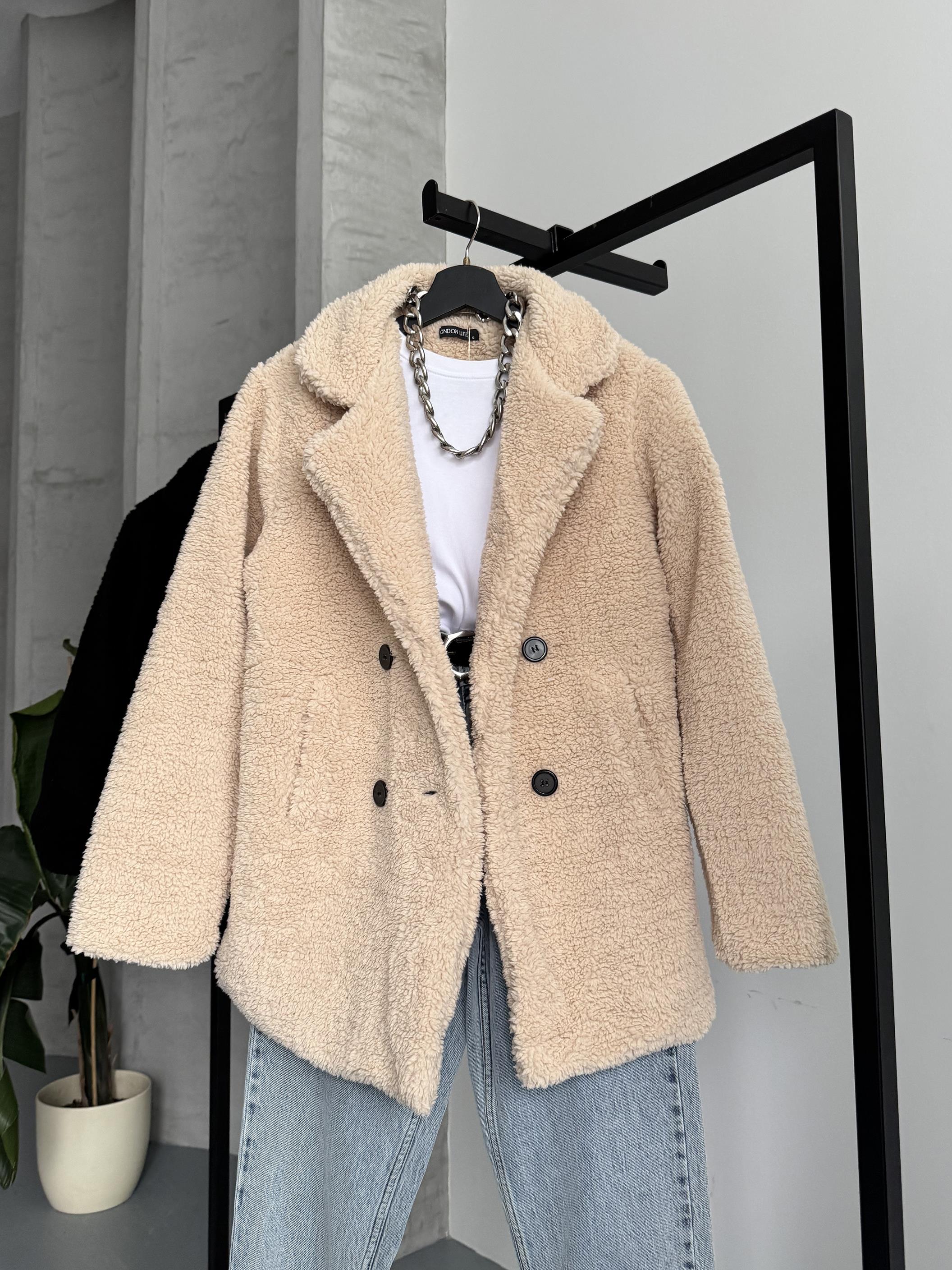 Dört Düğme Bej Peluş Kaban