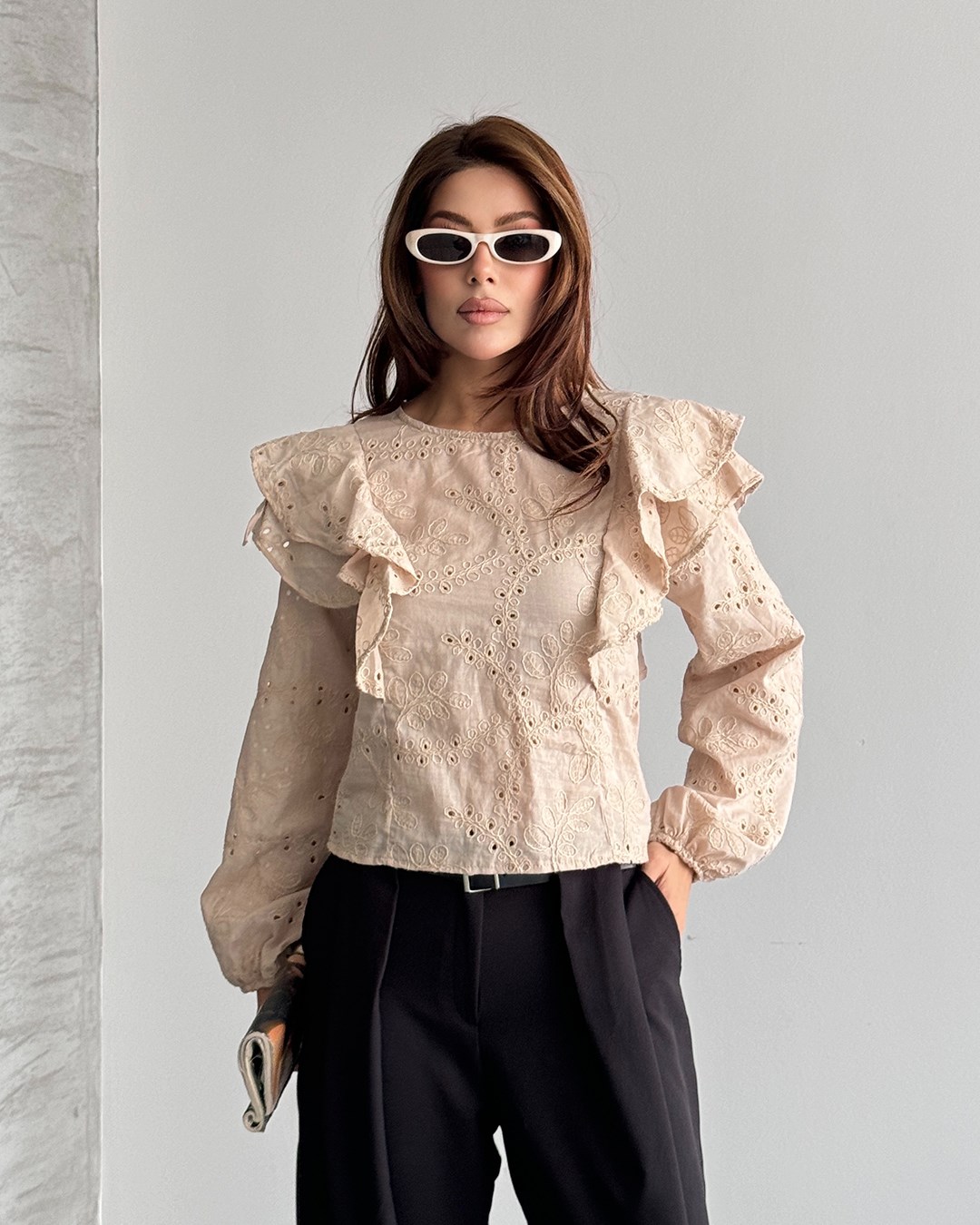 Fisto İşlemeli Bej Gömlek Bluz