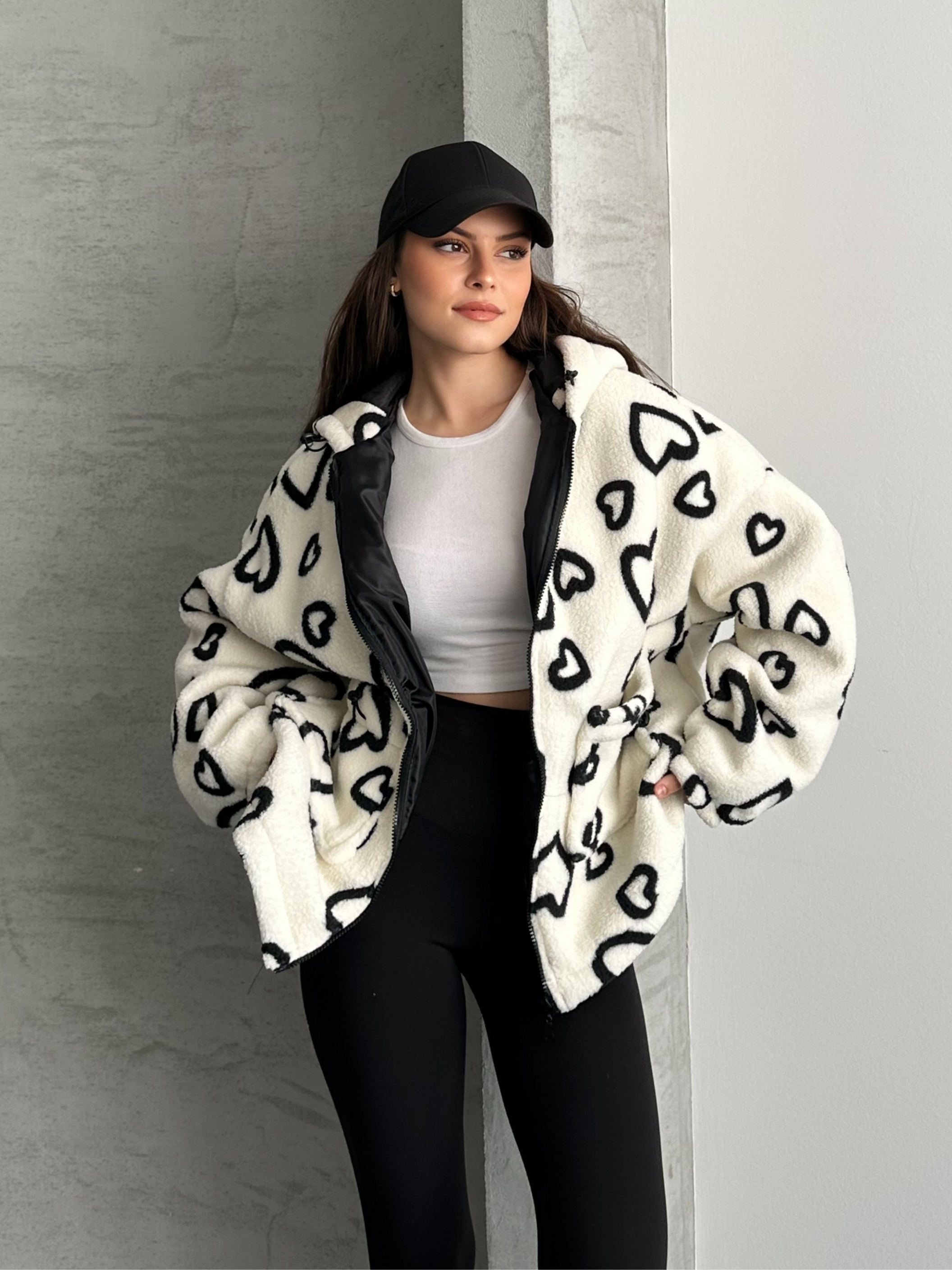 Heart Oversize Kapüşonlu Beyaz Peluş Mont