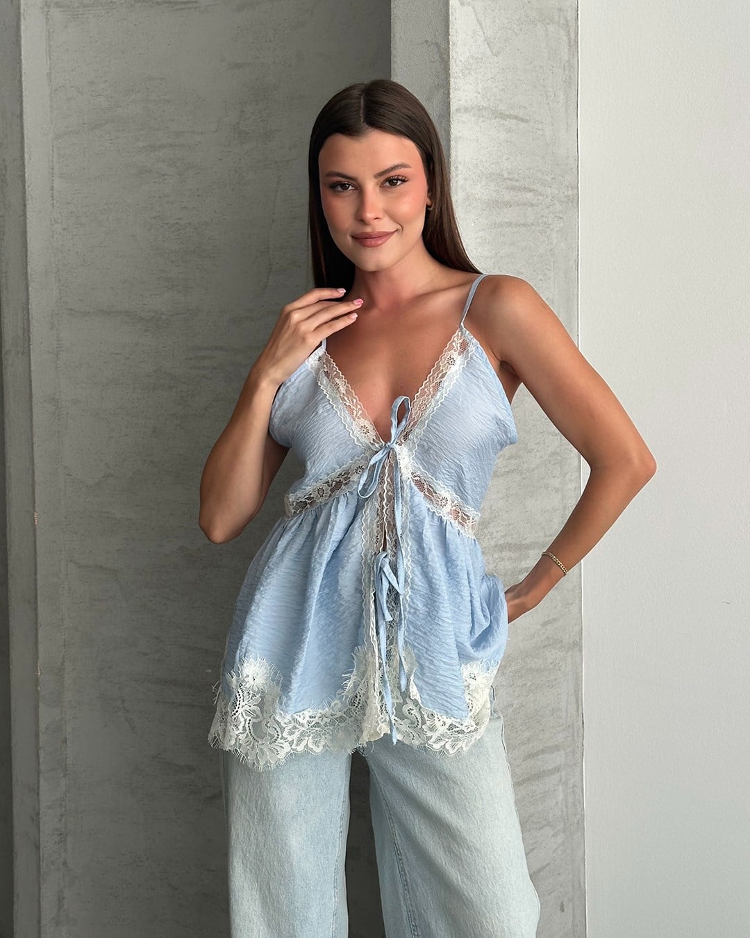 Mavi Dantel Detaylı Askılı Bluz