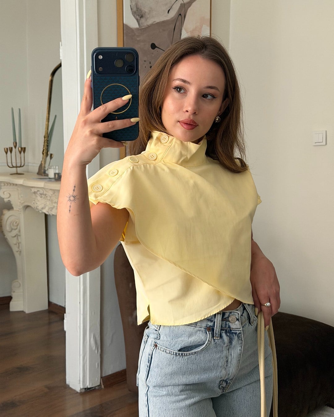 Sarı Düğme Detaylı Crop Bluz