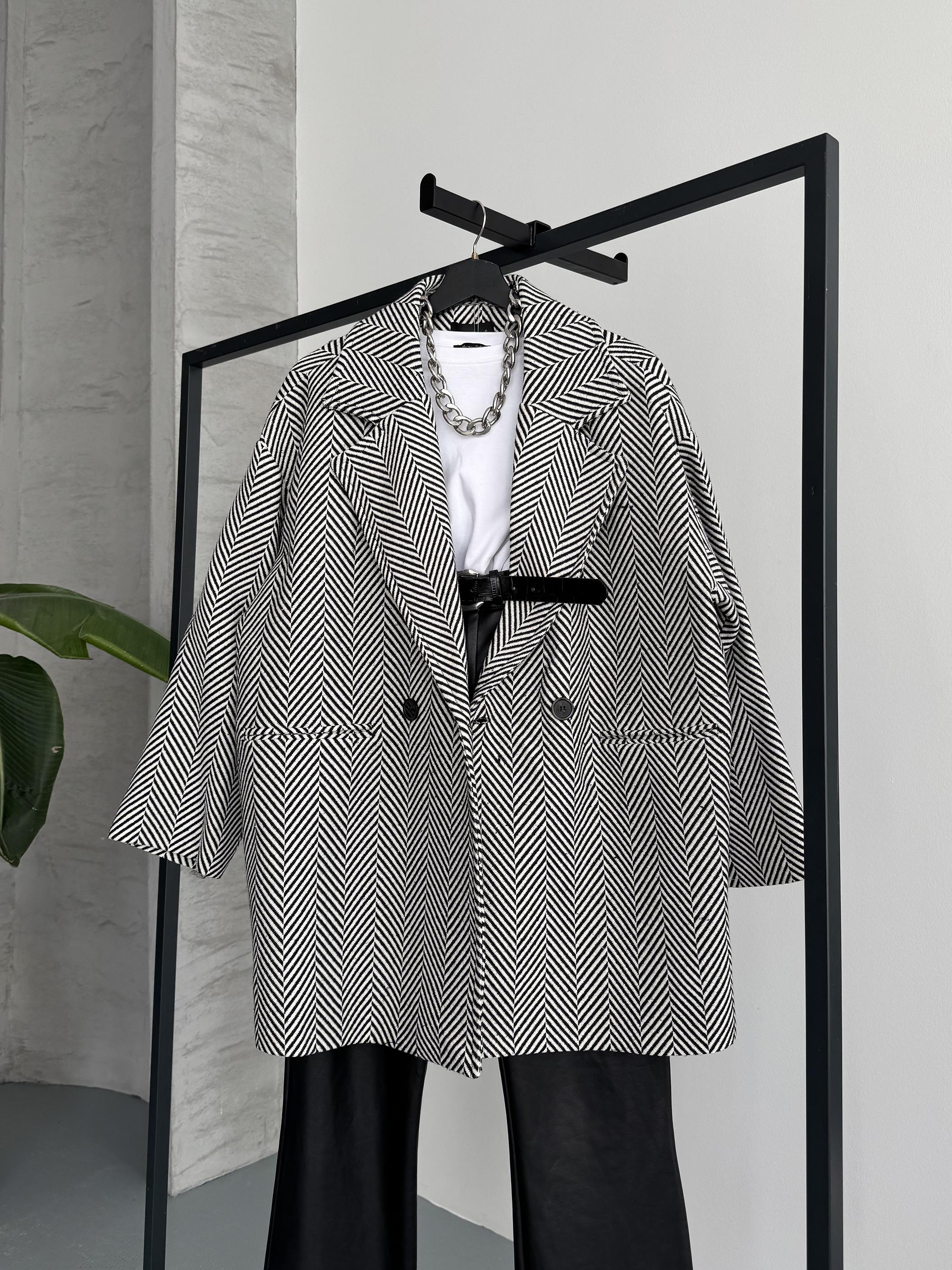 Siyah Beyaz Oversize Balık Sırtı Kaban