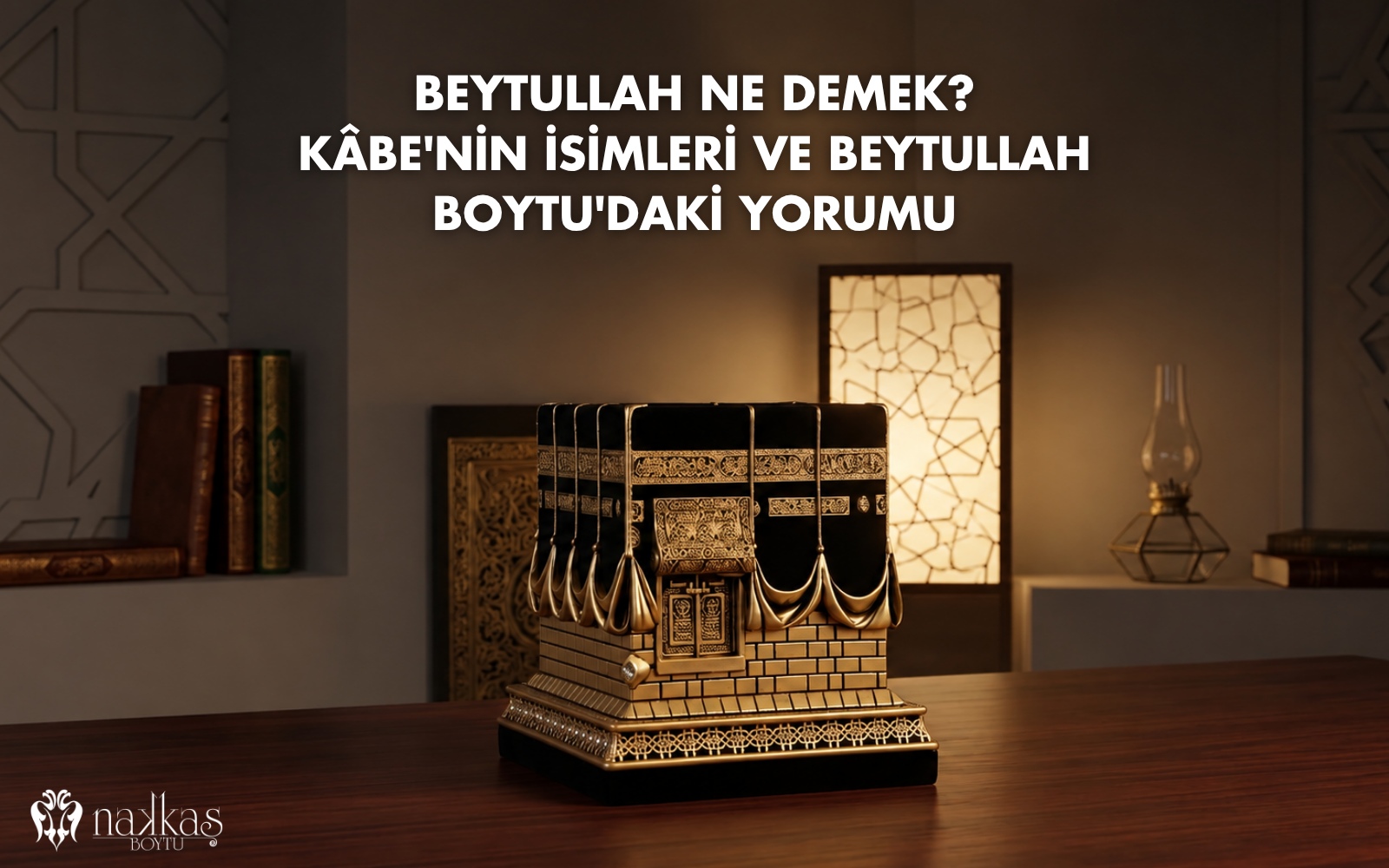 Kisve örtüsü ve altın kuşak detaylarıyla üç boyutlu yorumlanmış sarı tonlu Beytullah Boytu eseri, geometrik desenli panel ve gaz lambasıyla birlikte loş ışıklı bir ahşap masa üzerinde sergileniyor.