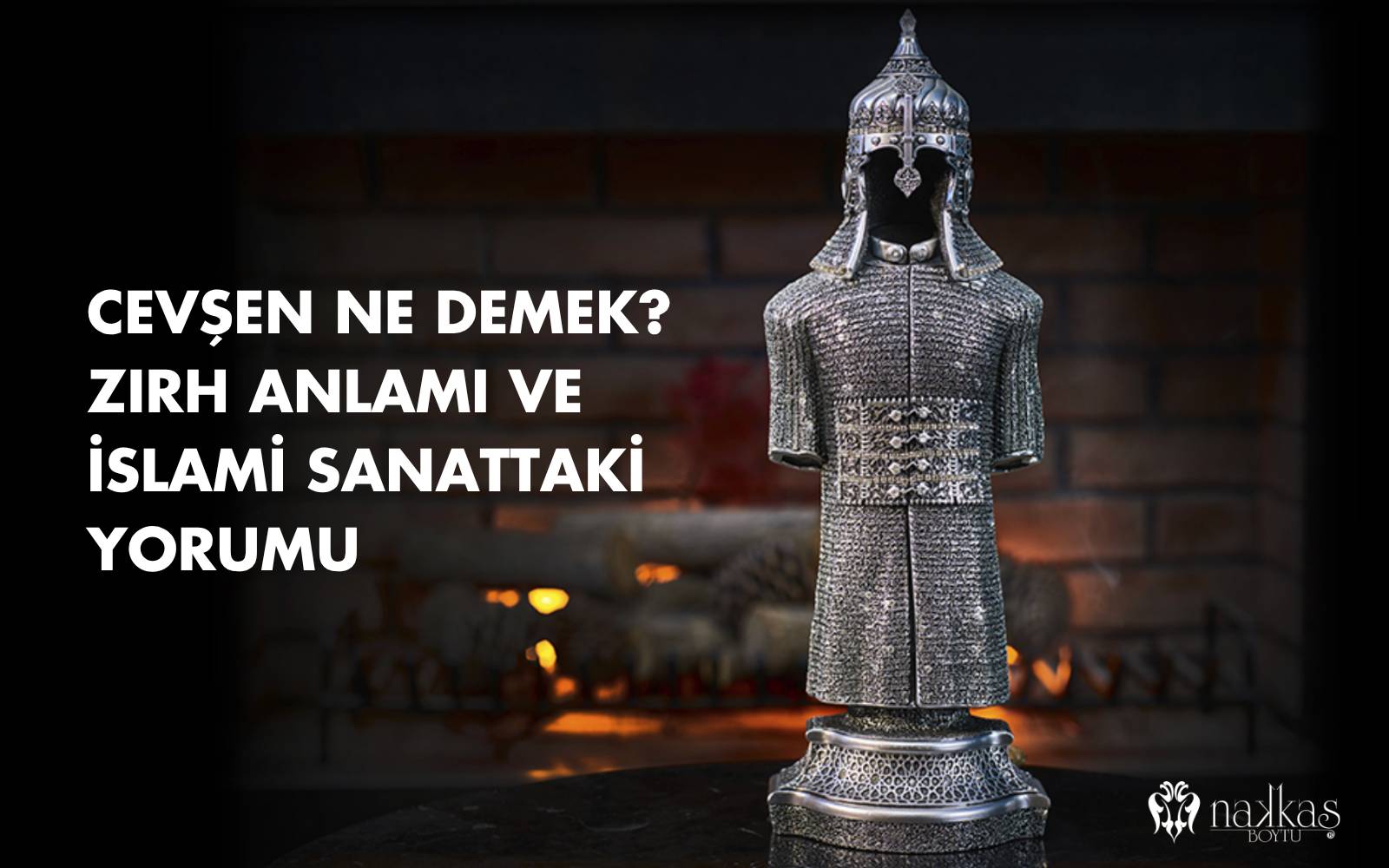 Şömine önünde yer alan işlemeli miğfer ve zincir örgü detaylara sahip dekoratif cevşen zırh figürü ile “Cevşen Ne Demek? Zırh Anlamı ve İslami Sanattaki Yorumu” başlıklı Türkçe içerik görseli.