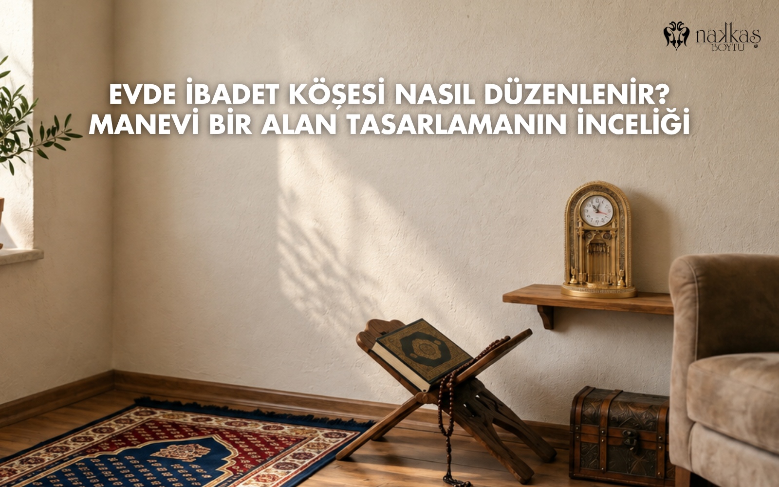 Seccade, mushaf rahlesi, tesbih ve altın tonlu Saatli Mihrap Boytu eserinin yer aldığı sade ve doğal ışıklı bir ev ibadet köşesi.