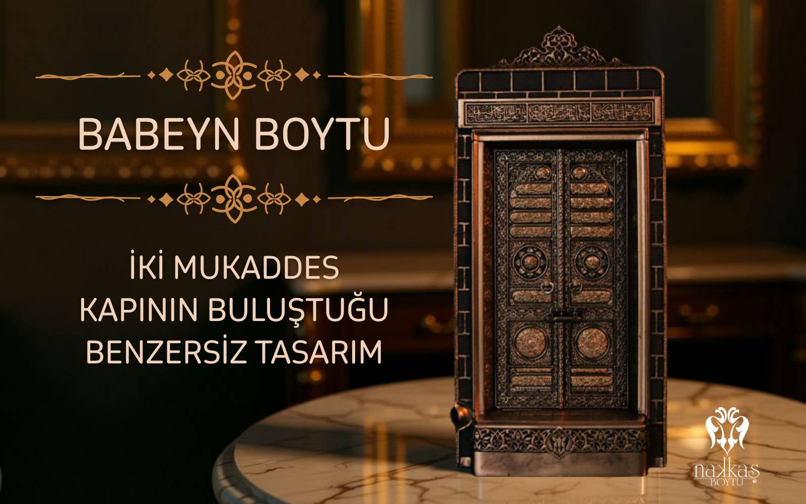İslam mimarisinden ilham alan, bronz işlemeli çift kapı tasarımına sahip Babeyn Boytu dekoratif eser masa üzerinde sergileniyor.