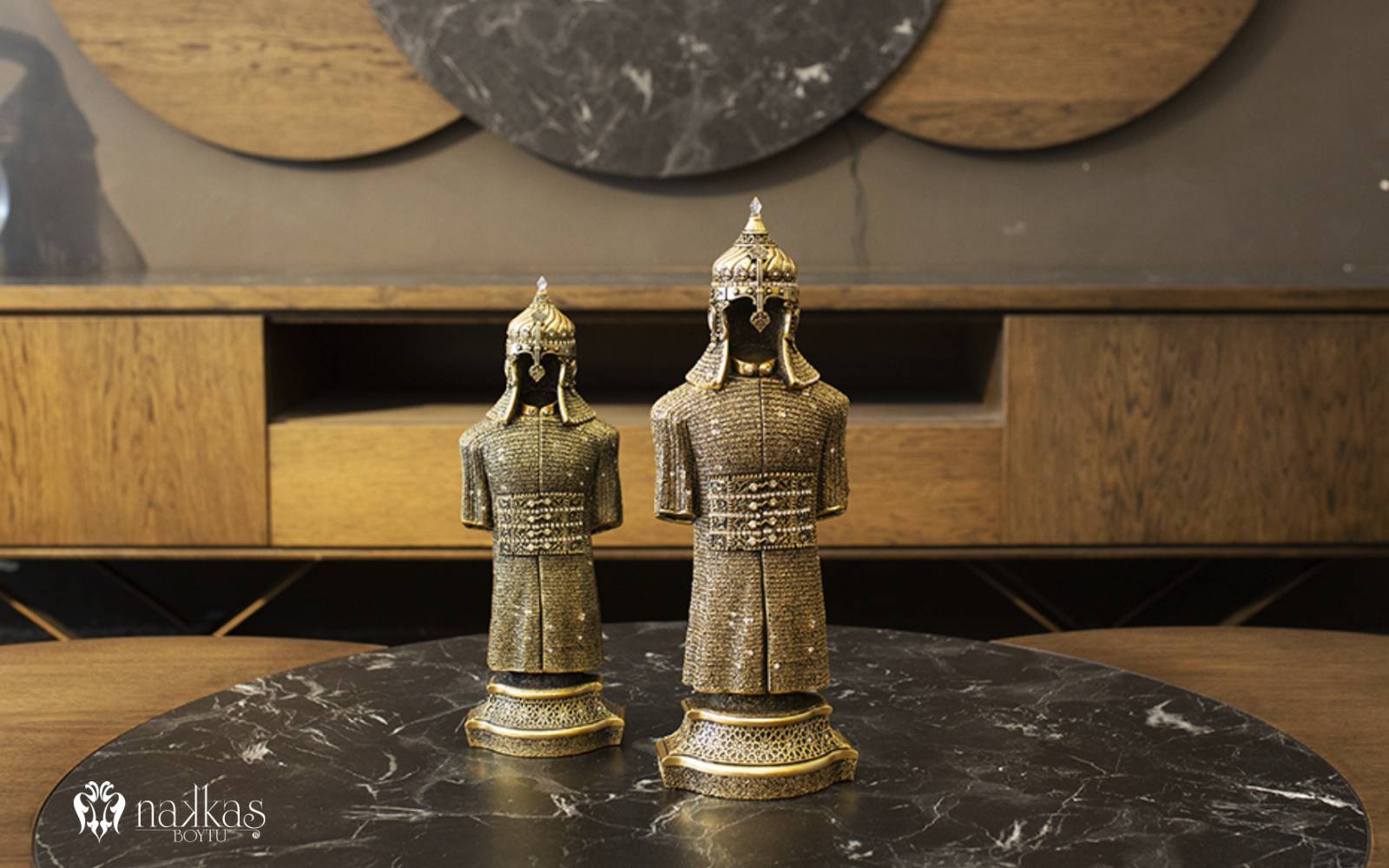 Modern salon dekorasyonunda mermer desenli sehpa üzerinde sergilenen büyük ve küçük boy dekoratif Osmanlı tarzı zırh heykelleri.