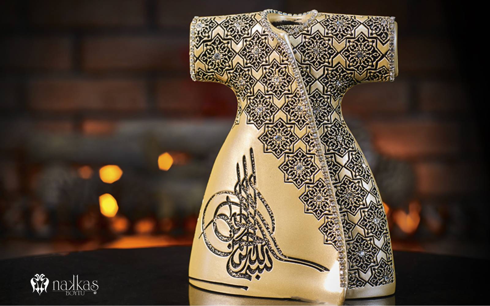 Osmanlı tuğrası ve geometrik motiflerle süslenmiş dekoratif obje.