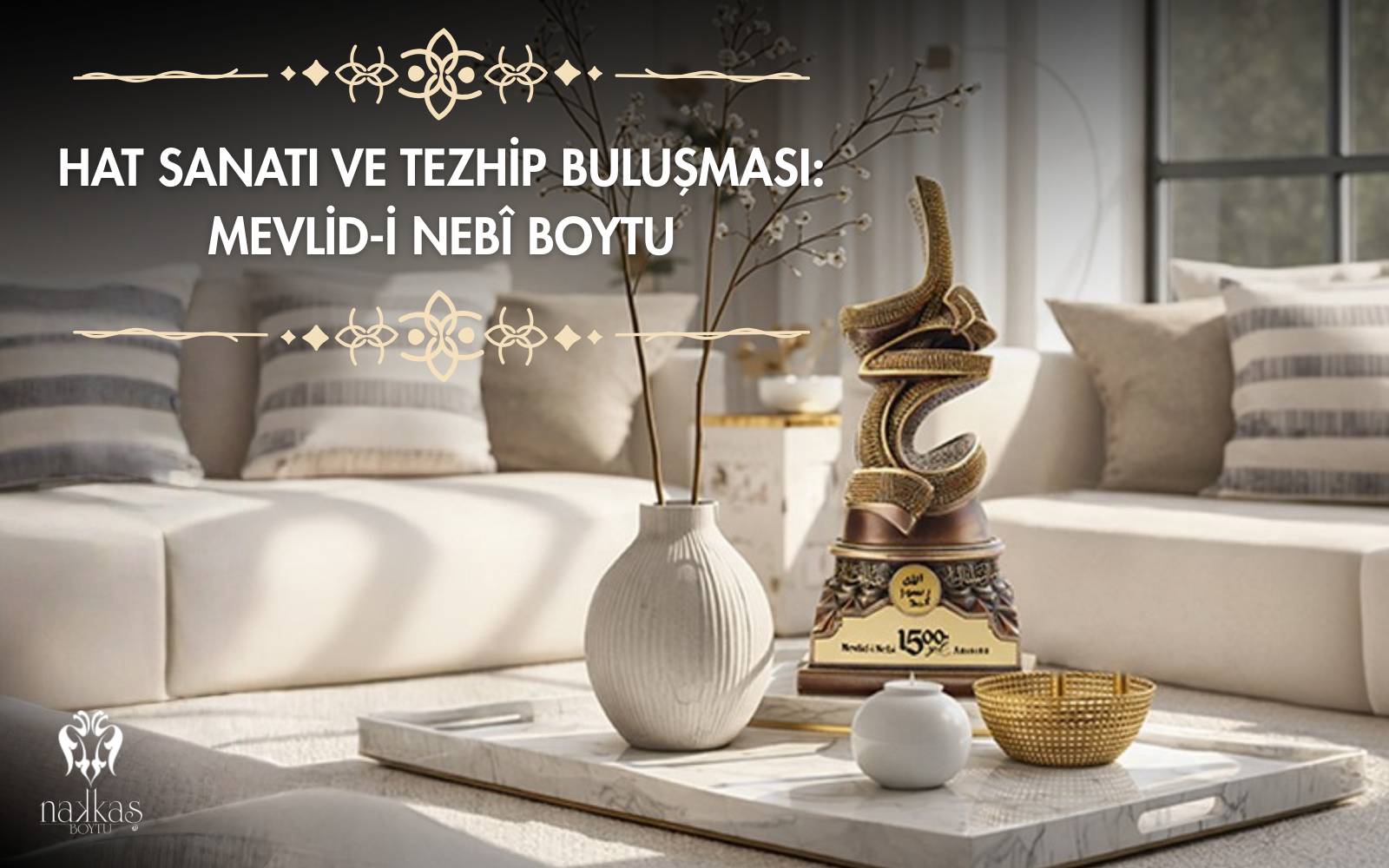 Modern salon sehpası üzerinde altın renkli hat sanatı dekoratif obje, vazo ve aksesuarlarla birlikte İslami ev dekorasyonu.