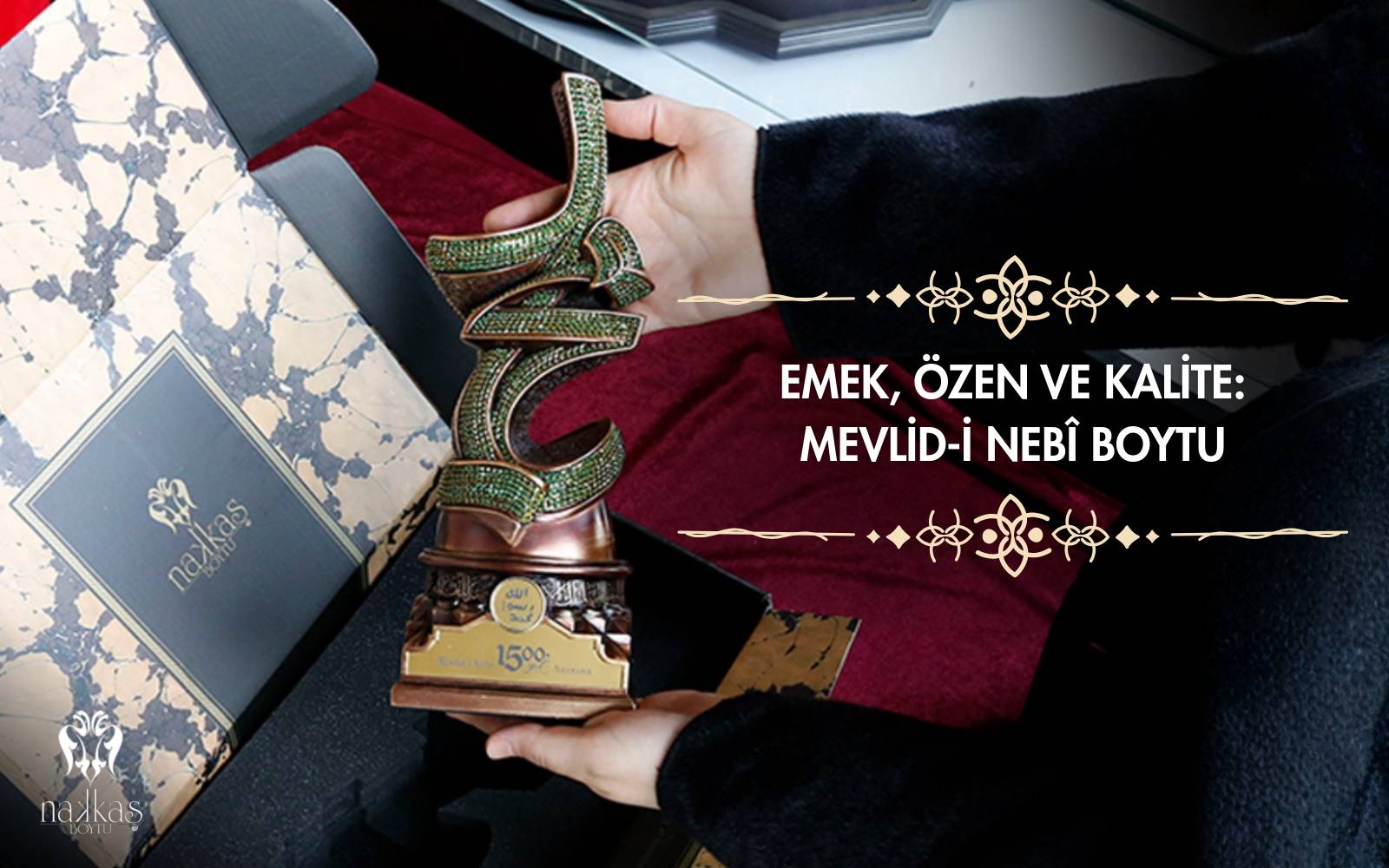 Hediye kutusu yanında elde tutulan altın bronz renkli hat sanatı dekoratif İslami obje, Mevlid-i Nebi hediyelik ürünü.