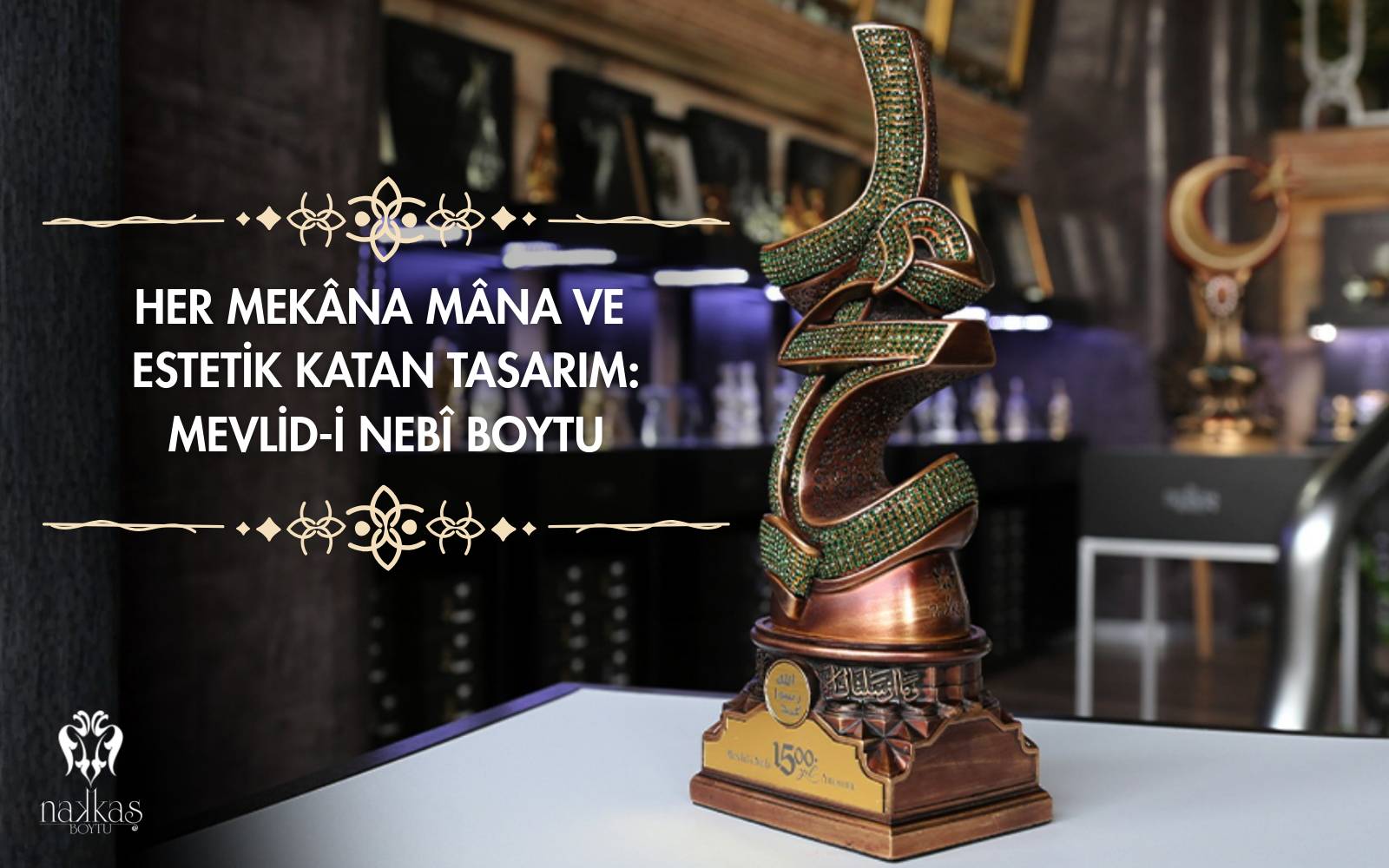 Masa üzerinde duran bronz ve yeşil taş detaylı hat sanatı dekoratif İslami obje, ofis dekorasyonu için masaüstü aksesuar.