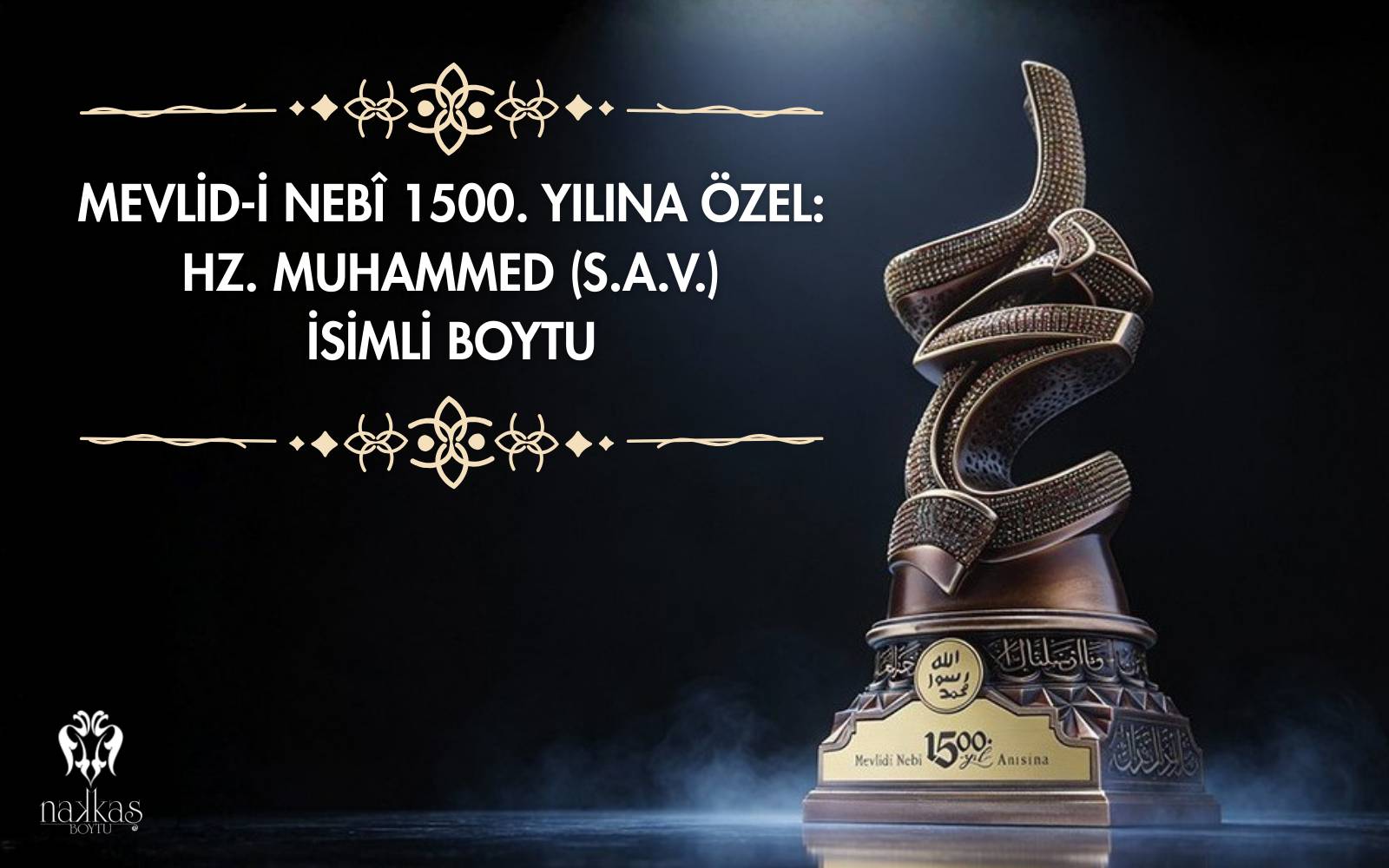Altın bronz renkli, kaide üzerinde duran Hz. Muhammed (sav) yazılı Arapça hat sanatı dekoratif heykel, Mevlid-i Nebi 1500. yılı özel ürünü.