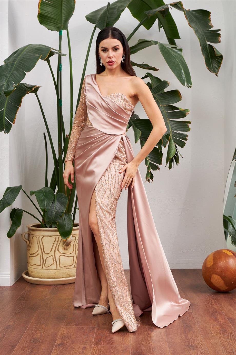 55948-9CARMENCarmen Gold Saten Tek Omuz Yırtmaçlı Uzun Abiye Elbise
