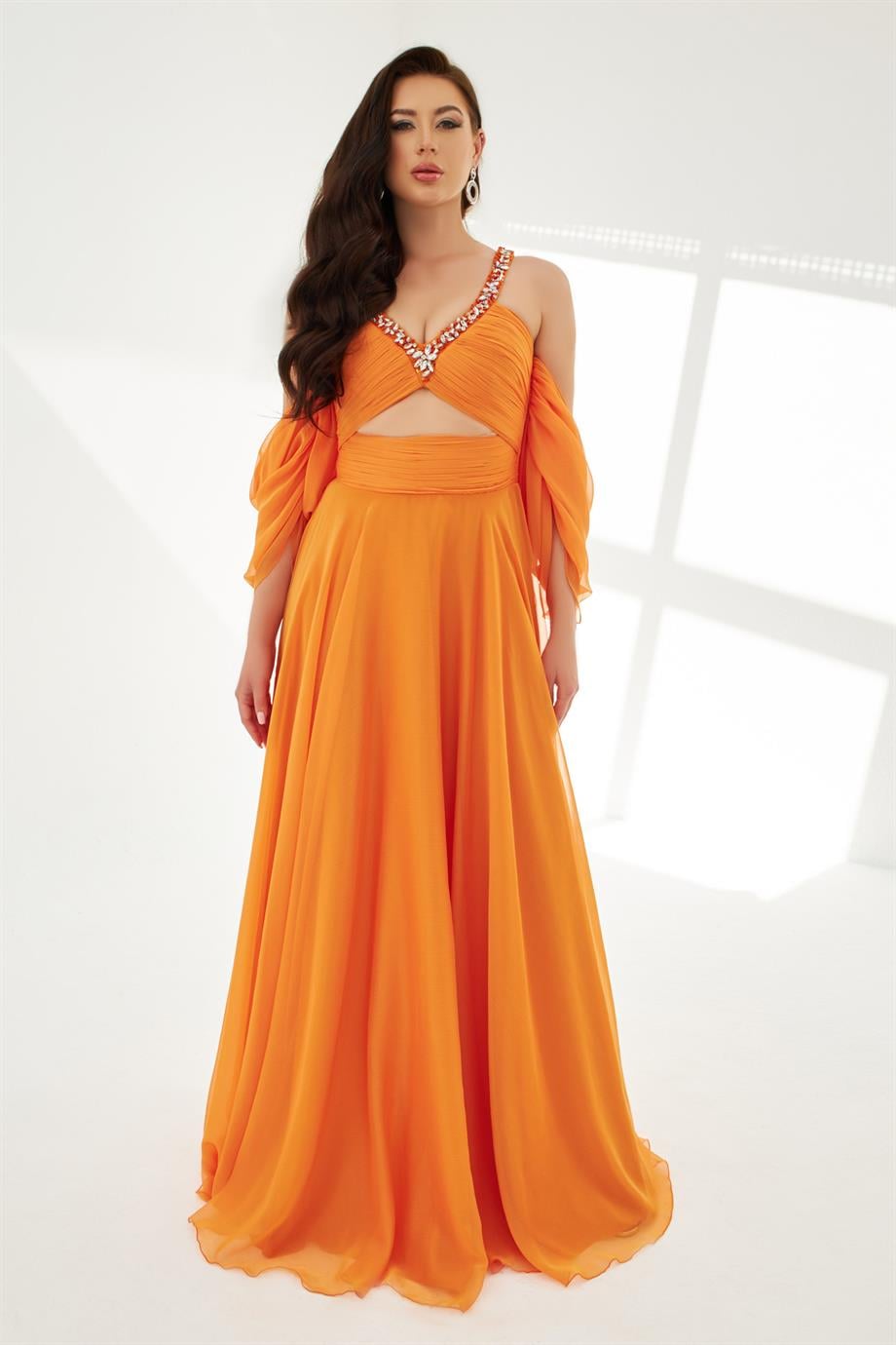 58091-106CARMENCarmen Orange Şifon Düşük Kollu Yakası Taşlı Uzun Abiye Elbise