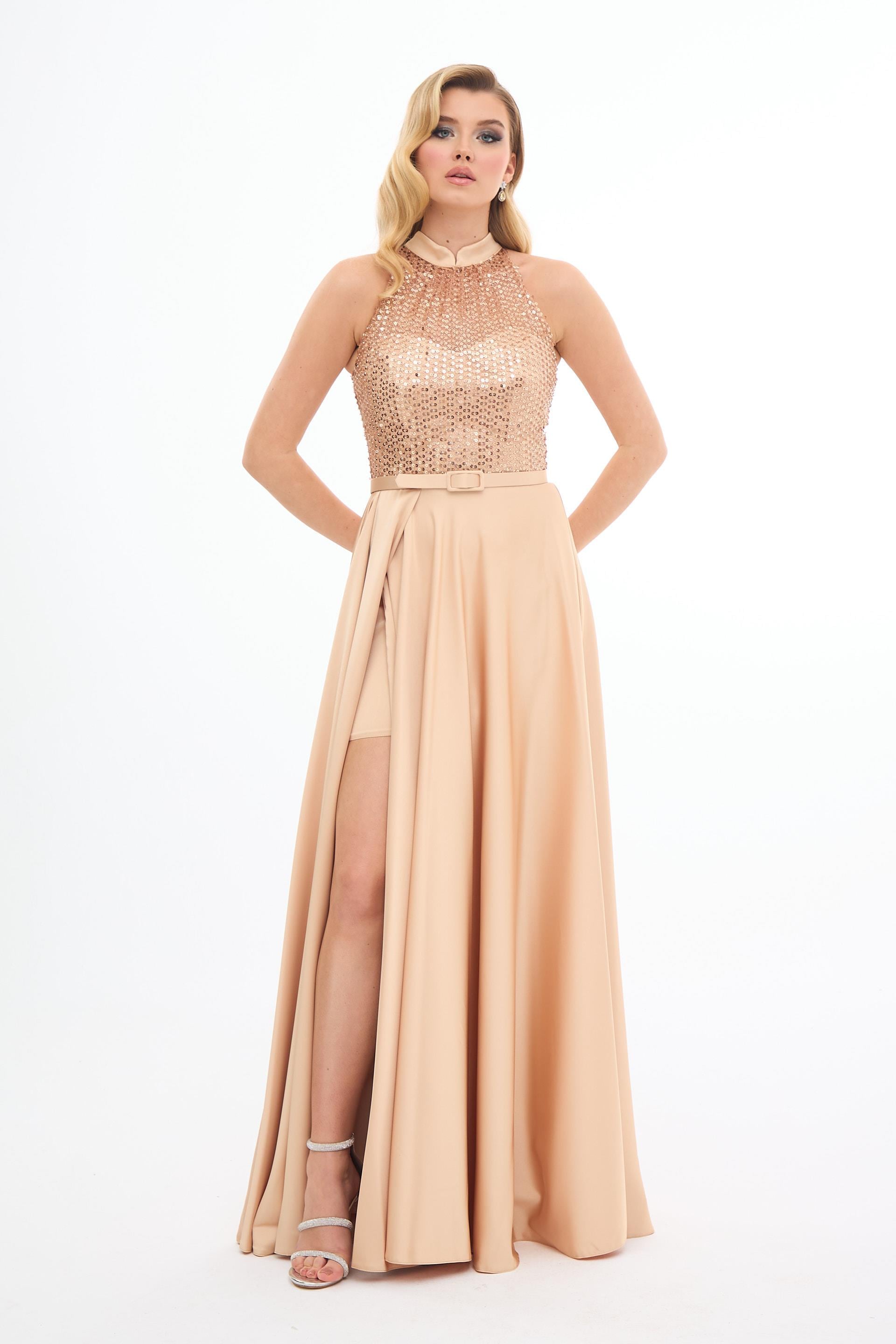 58376-9CARMENCarmen Gold Taşlı Yırtmaçlı Uzun Saten Abiye Elbise