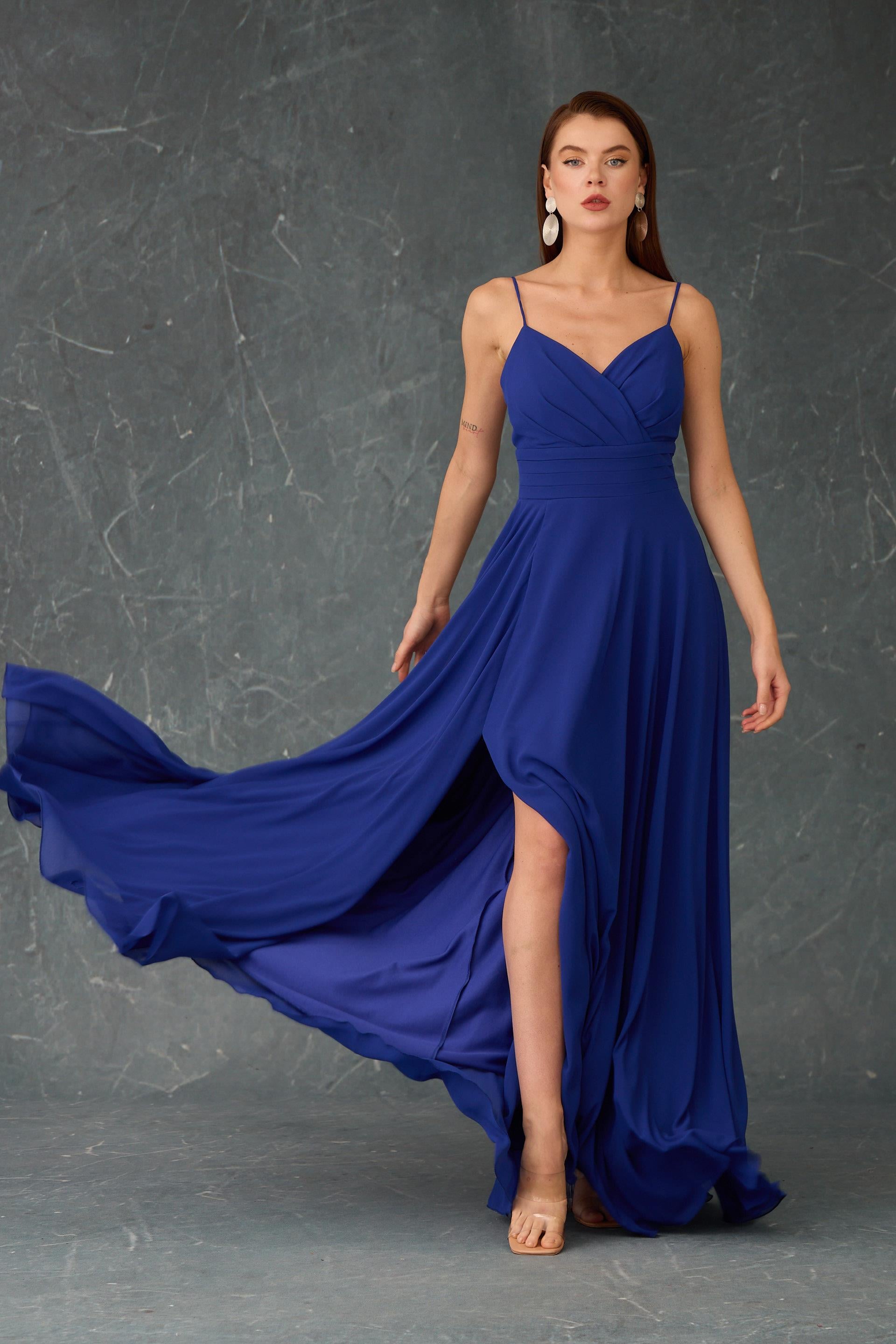 58476-25CARMENCarmen Saks Pliseli Yırtmaçlı Şifon Abiye Elbise