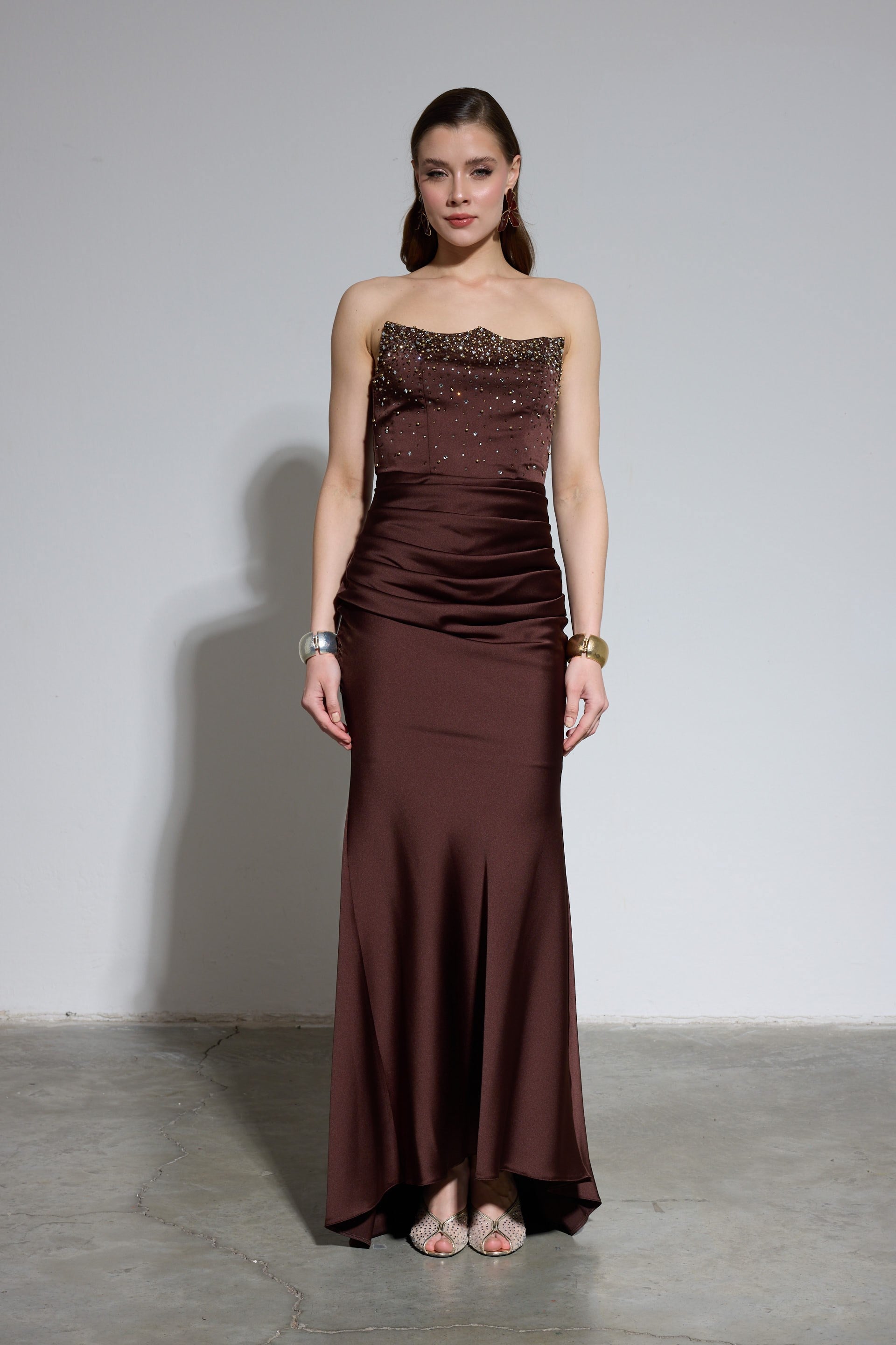 58572-38CARMENCarmen Kahve Straplez İşlemeli Saten Abiye Elbise