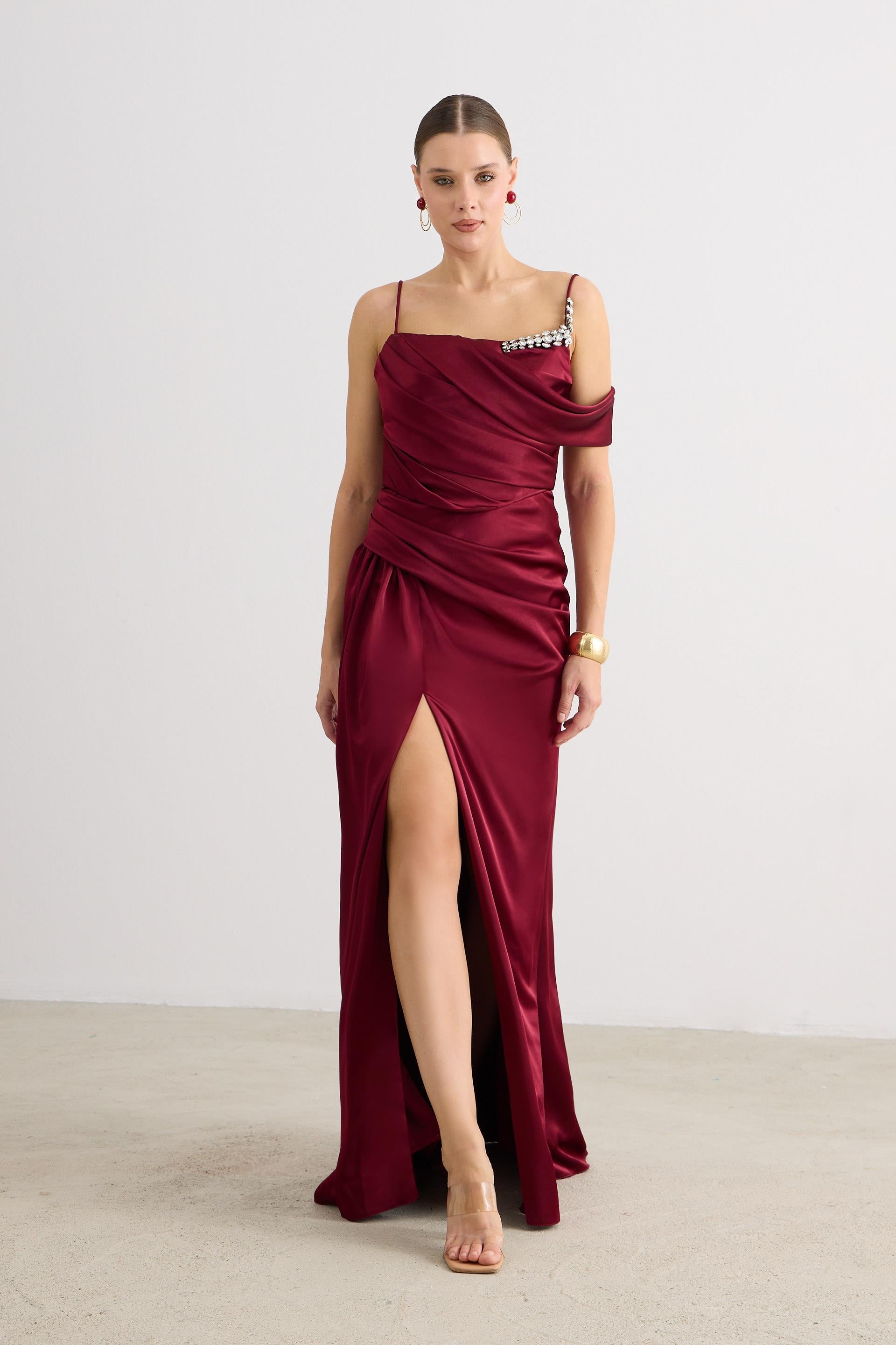 58576-3CARMENCarmen Bordo Askılı Yırtmaçlı Saten Abiye Elbise