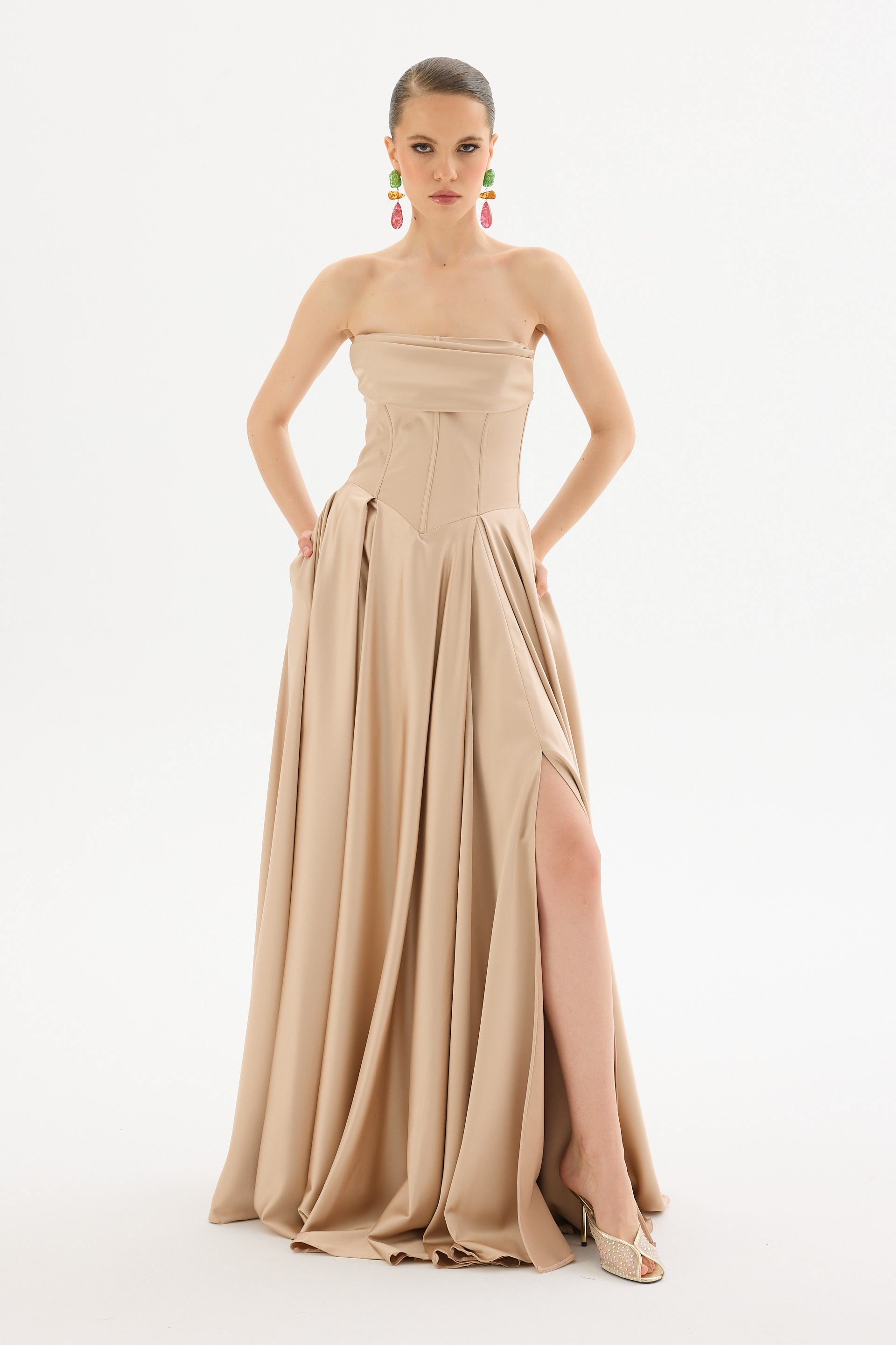 58588-9CARMENCarmen Gold Straplez Yırtmaçlı Saten Abiye Elbise