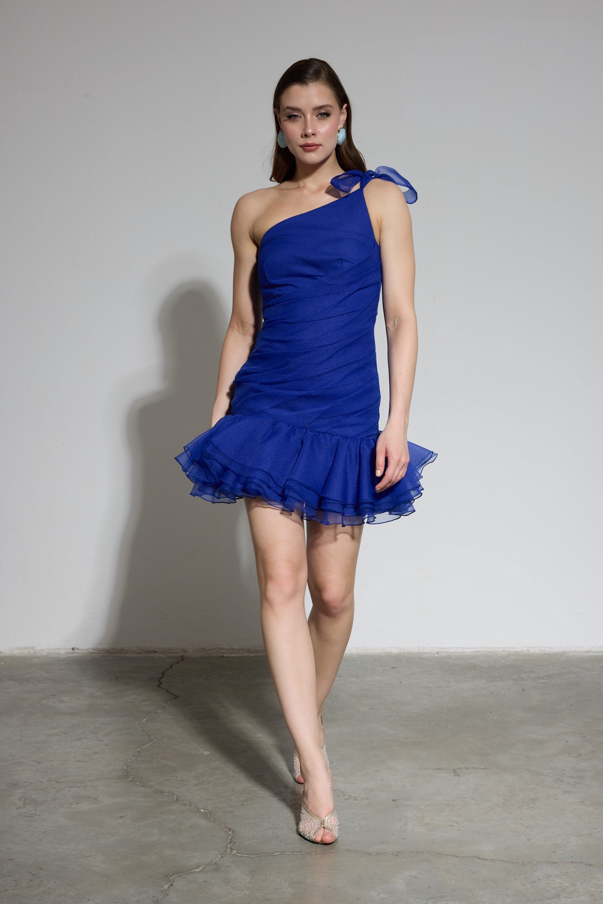 58619-25CARMENCarmen Saks Tek Kol Fırfırlı Organze Abiye Elbise