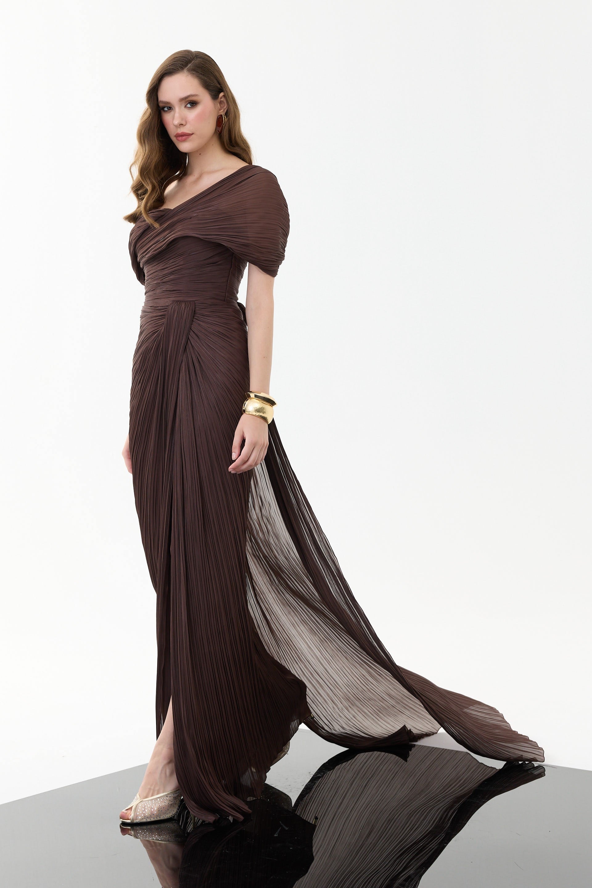 58698-38CARMENCarmen Kahve Tek Kol Pliseli Organze Abiye Elbise
