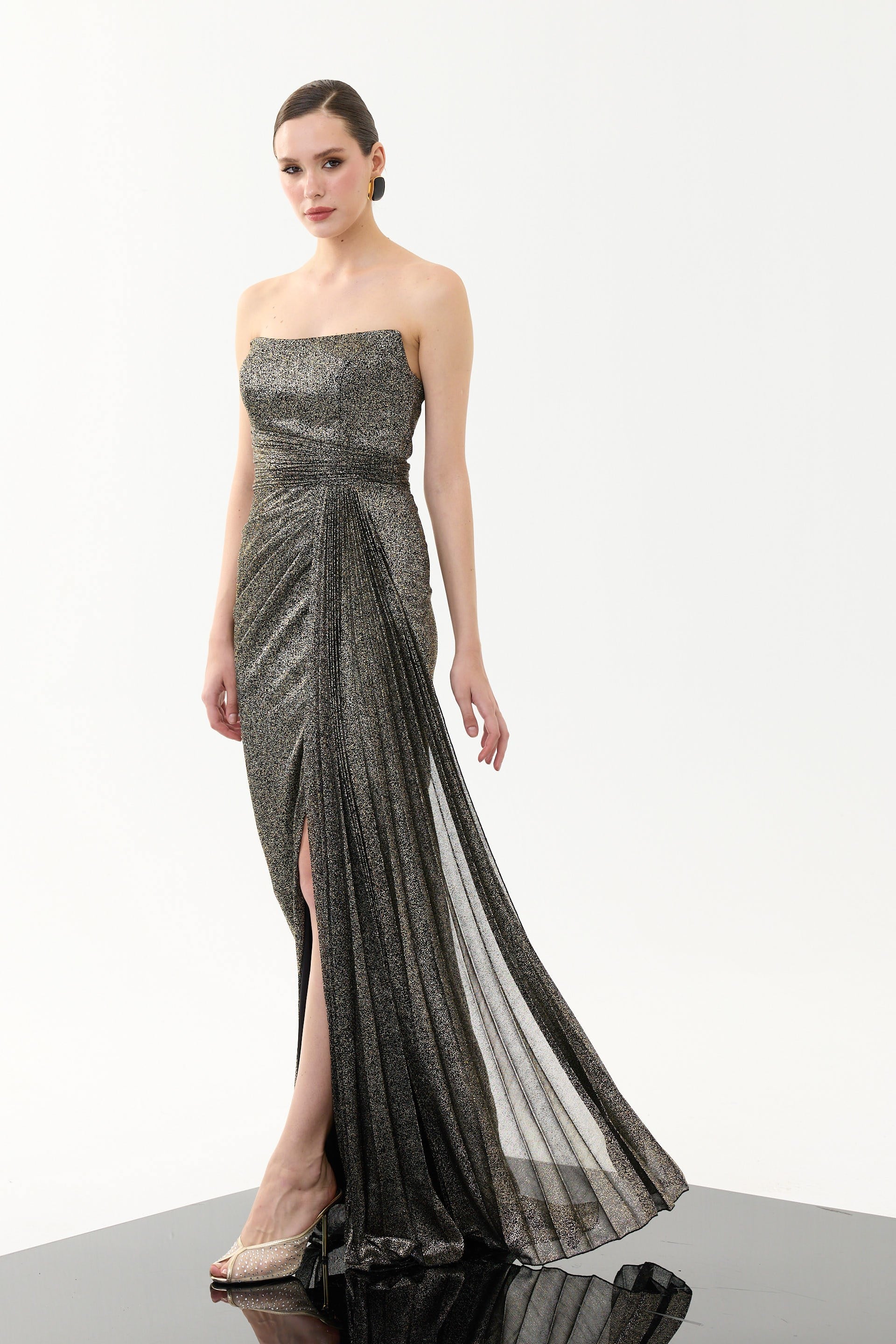 58719-208CARMENCarmen Siyah Gold Straplez Yırtmaçlı Simli Abiye Elbise