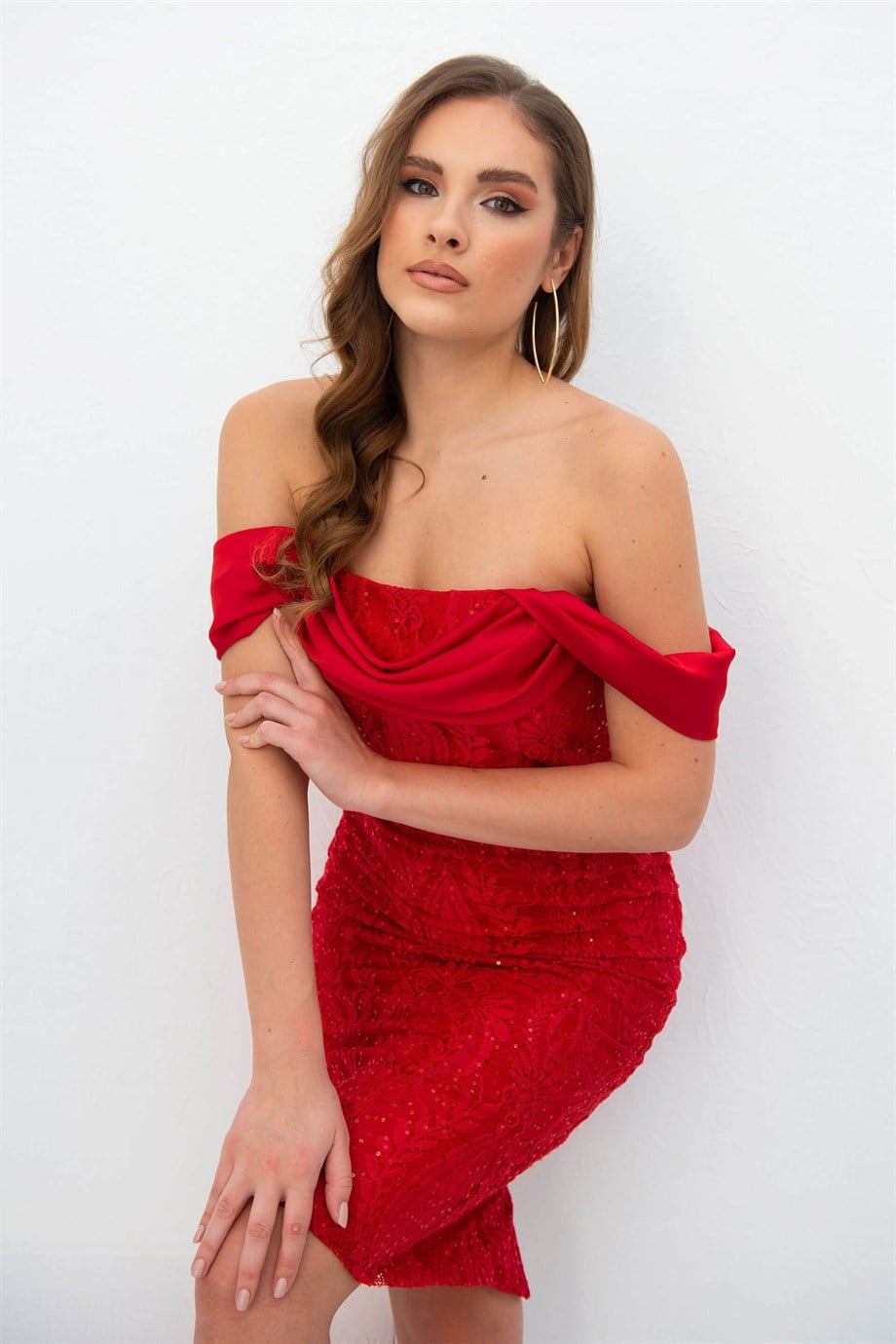 55864-136ixty8ightCarmen Kırmızı Dantel Saten Kollu Kısa Abiye Elbise