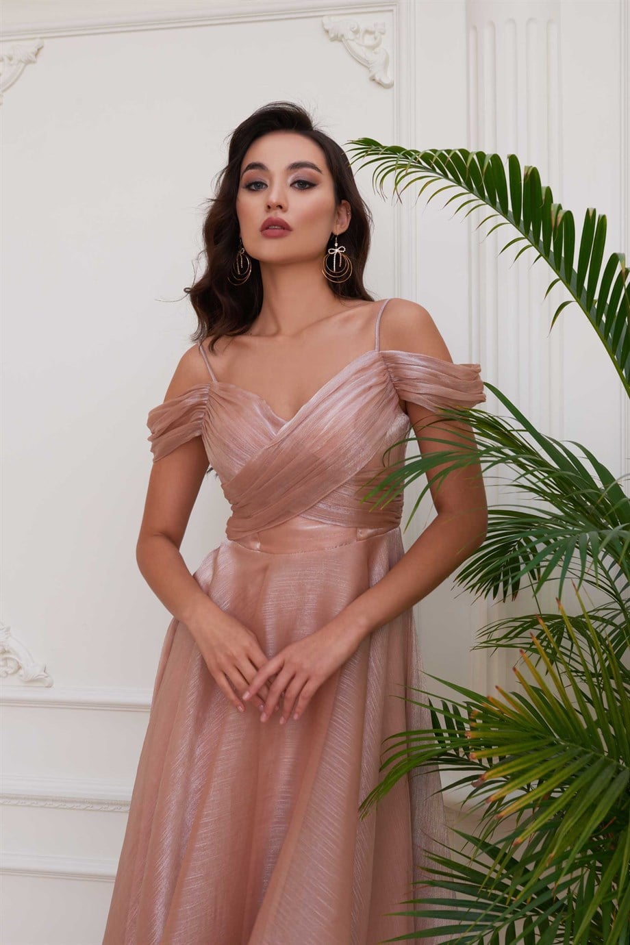 55893-96ixty8ightCarmen Gold Organze Düşük Kol Kısa Abiye Elbise