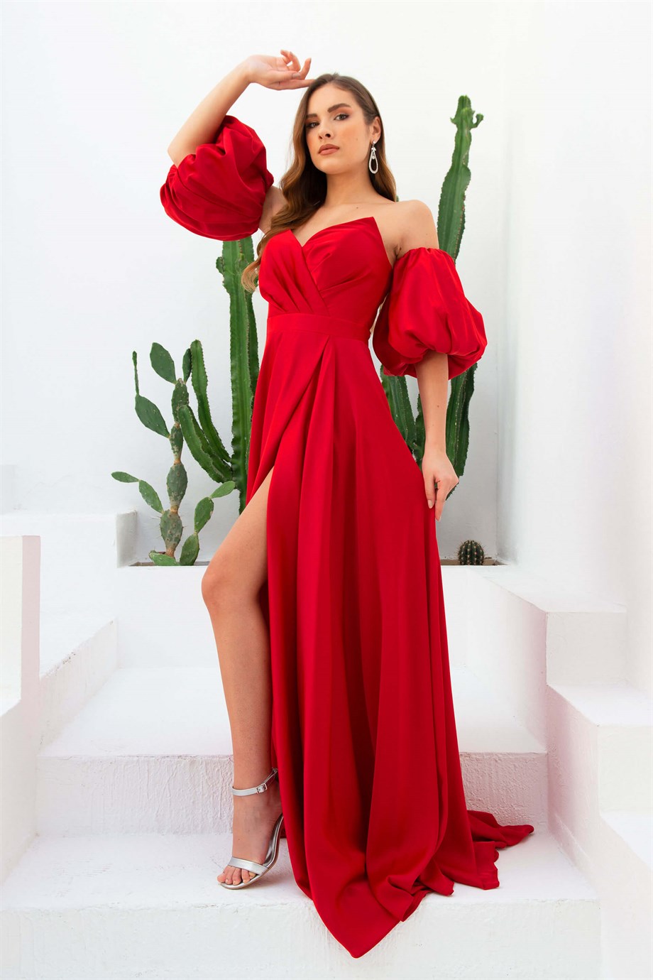 Carmen Kırmızı Saten Balon Kol Yırtmaçlı Uzun Abiye Elbise