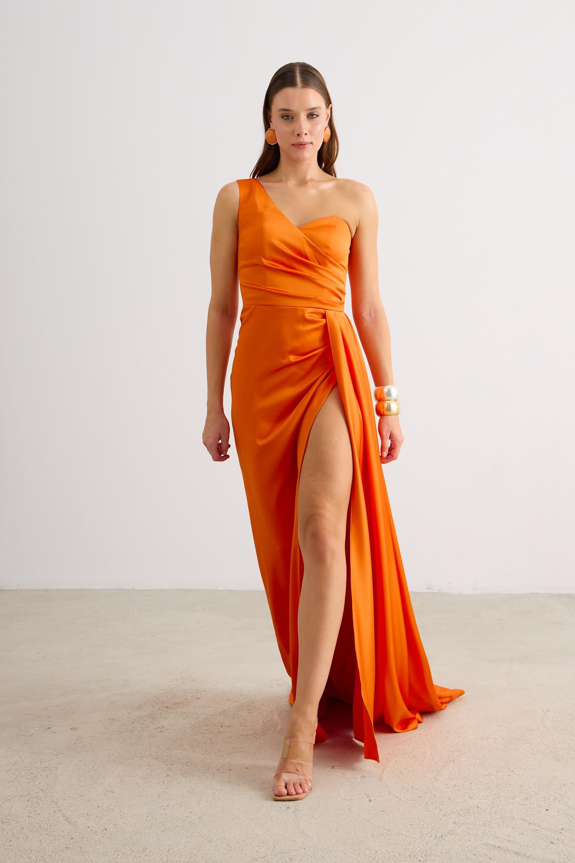 55833-106CARMENCarmen Orange Saten Tek Omuzlu Yırtmaçlı Uzun Abiye Elbise