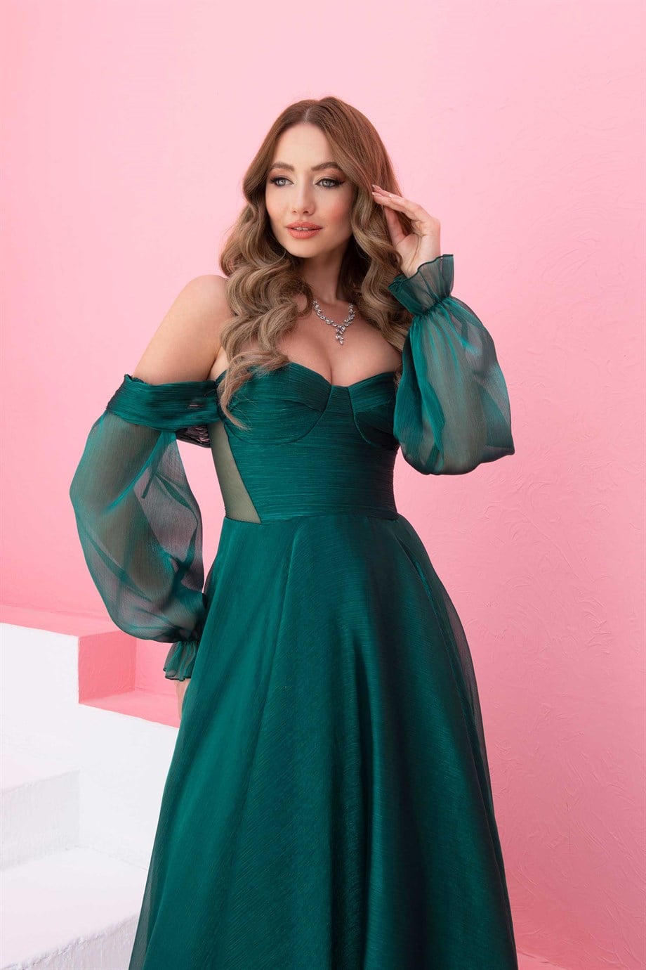 55930-34CARMENCarmen Zümrüt Organze Düşük Kollu Uzun Abiye Elbise