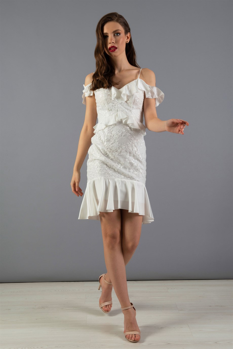Carmen Kırık Beyaz Dantel Bel Yaka Fırfırlı Kısa Abiye Elbise