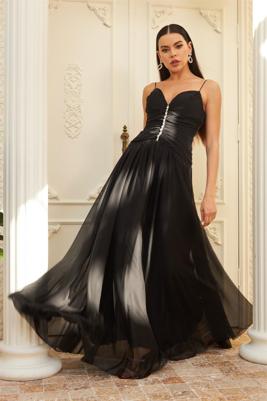 Carmen Siyah Şifon Askılı Yakası Taşlı Uzun Abiye Elbise & Davet Elbisesi