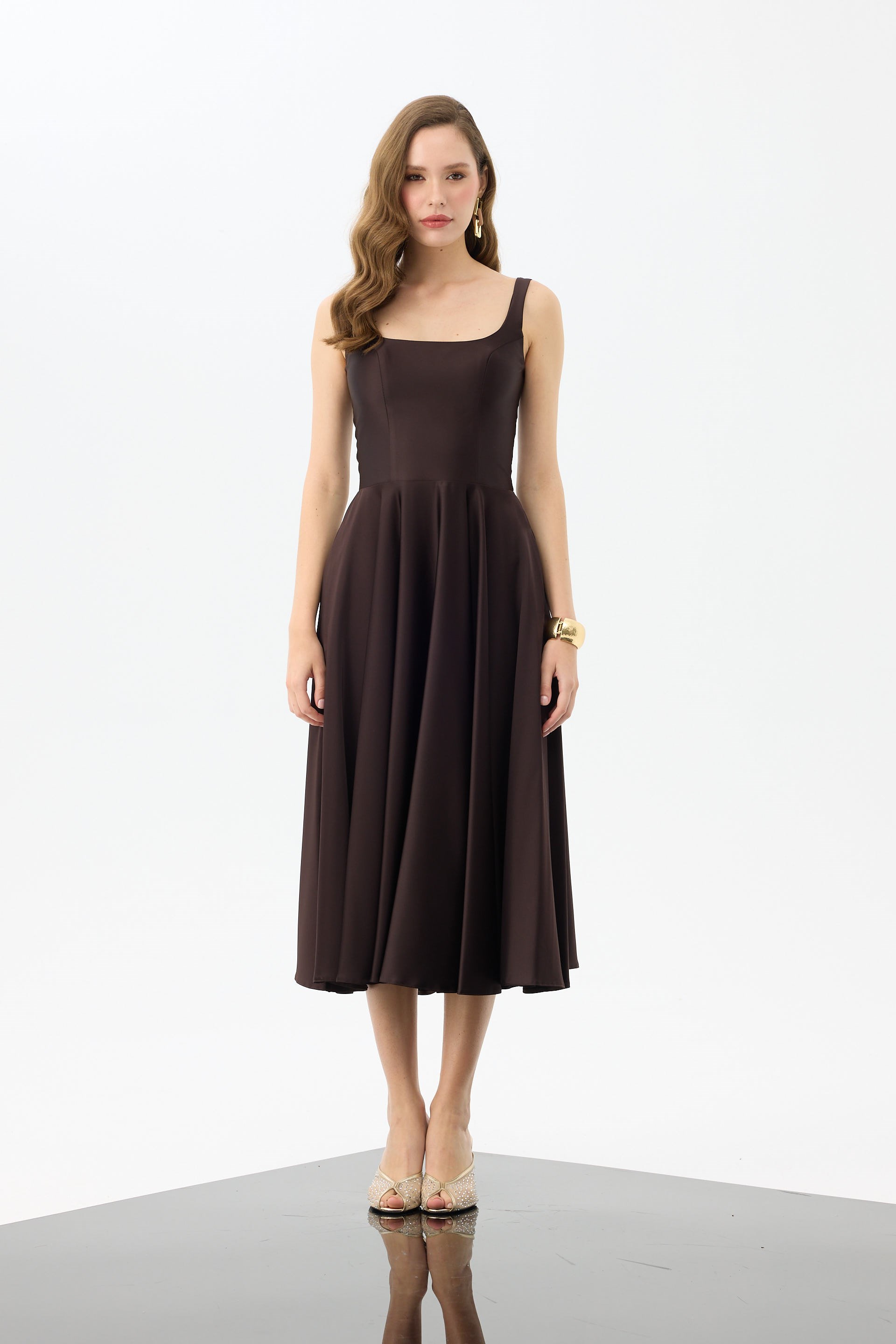58131-38CARMENCarmen Kahve Sırt Dekolteli Midi Saten Abiye Elbise