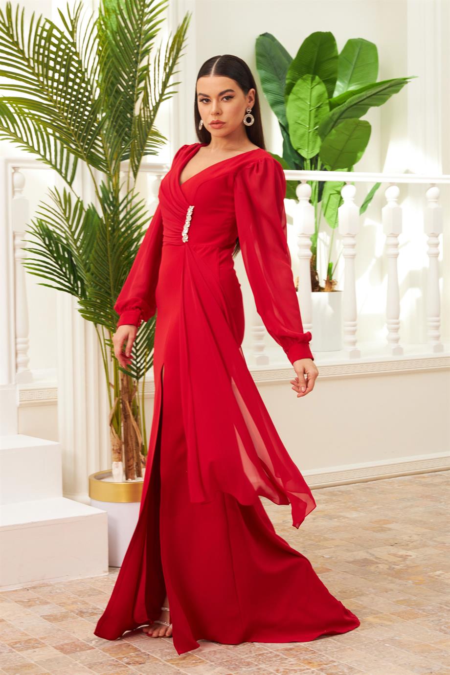 Carmen Kırmızı Şifon Toka Detaylı Uzun Abiye Elbise