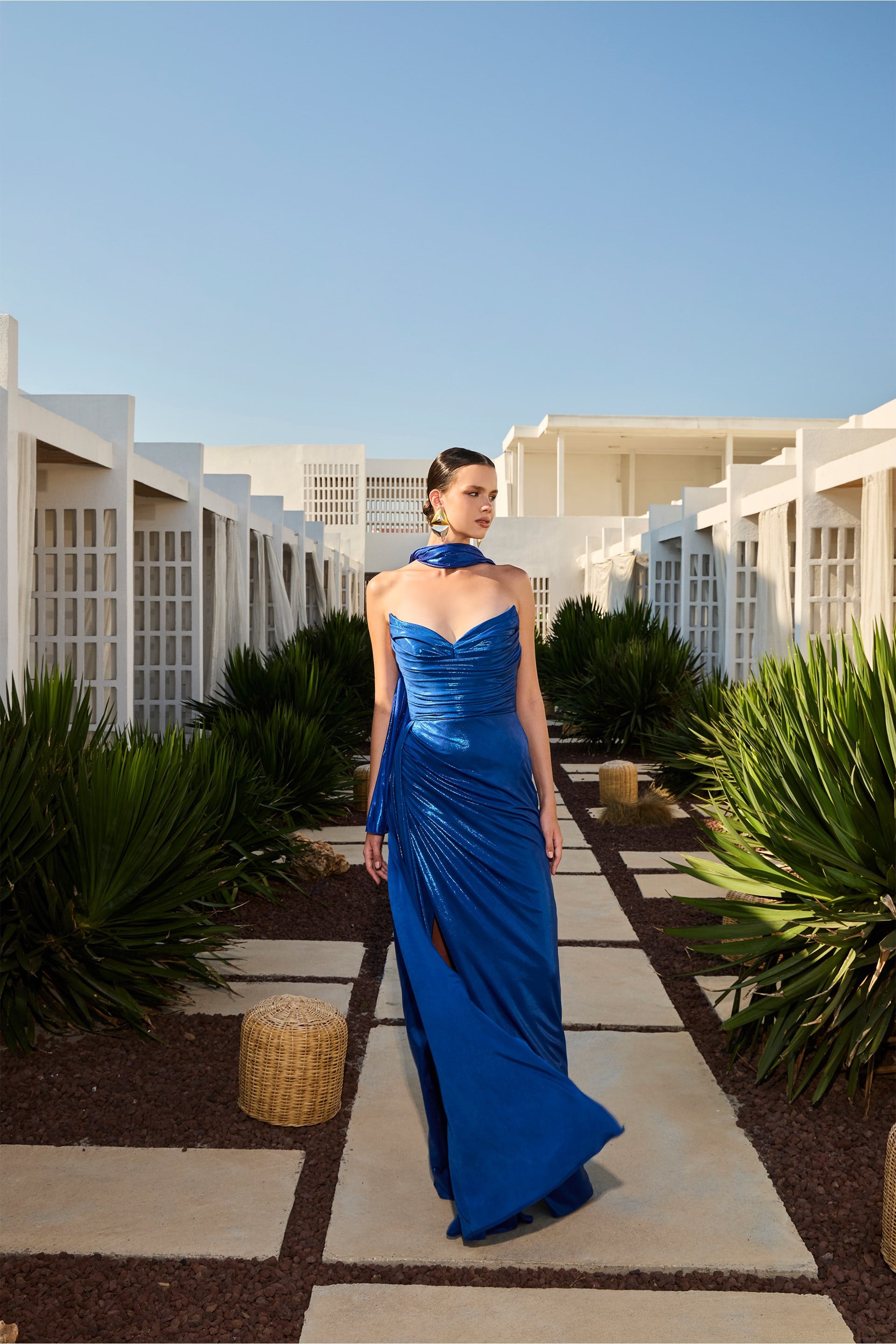 58310-25CARMENCarmen Saks Parlak Örme Straplez Uzun Abiye Elbise