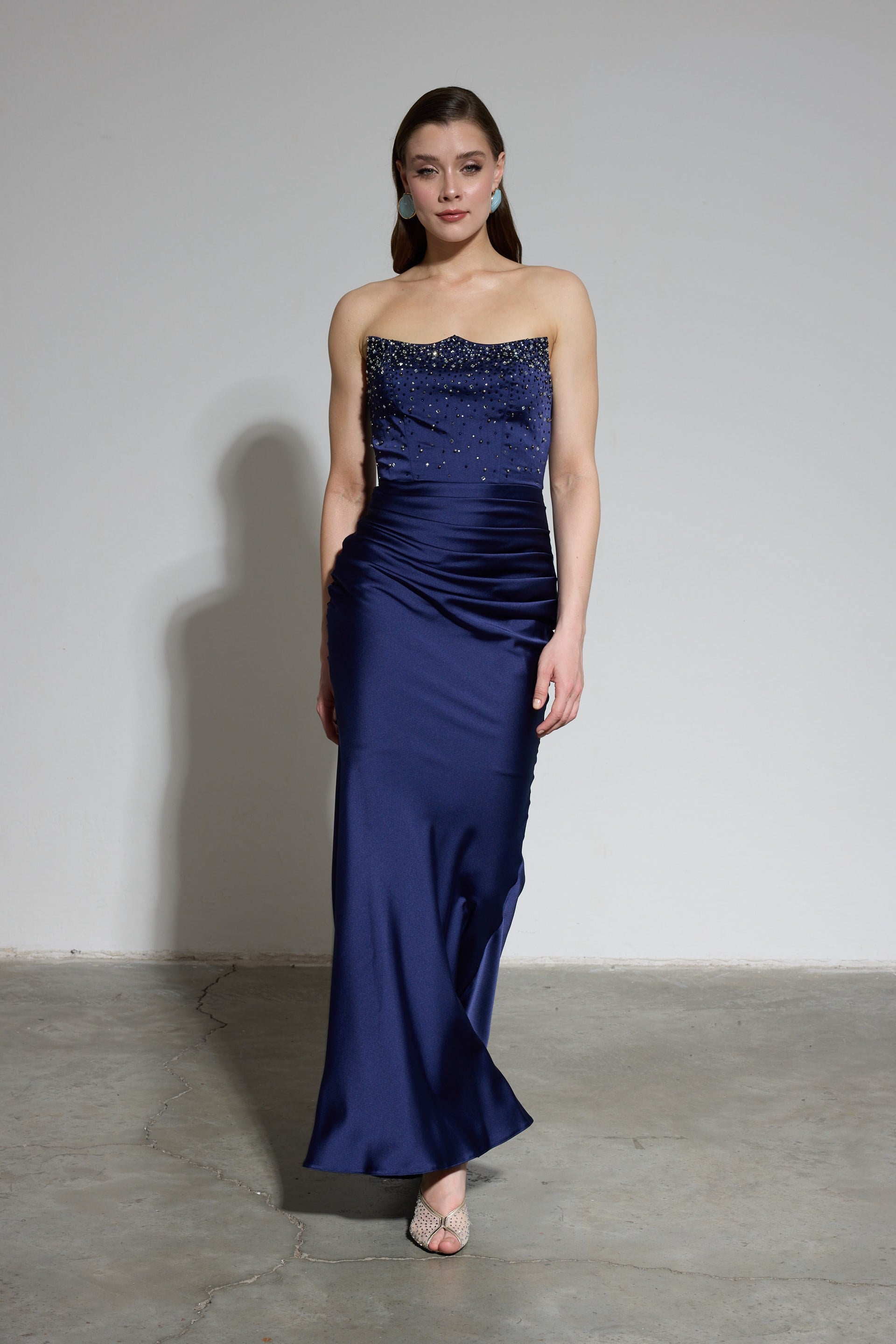 58572-14CARMENCarmen Lacivert Straplez İşlemeli Saten Abiye Elbise