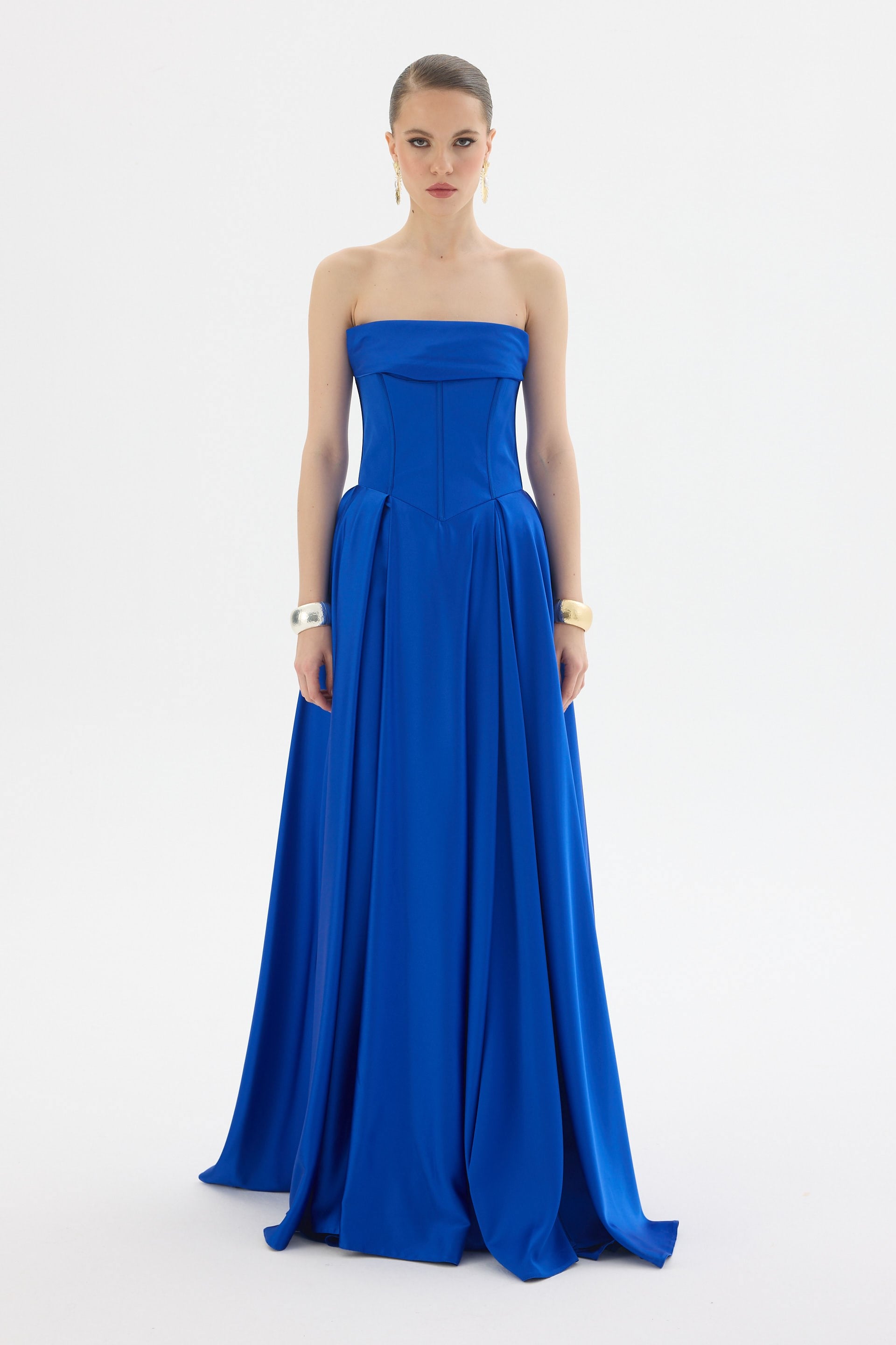 58588-25CARMENCarmen Saks Yırtmaçlı Uzun Saten Abiye Elbise