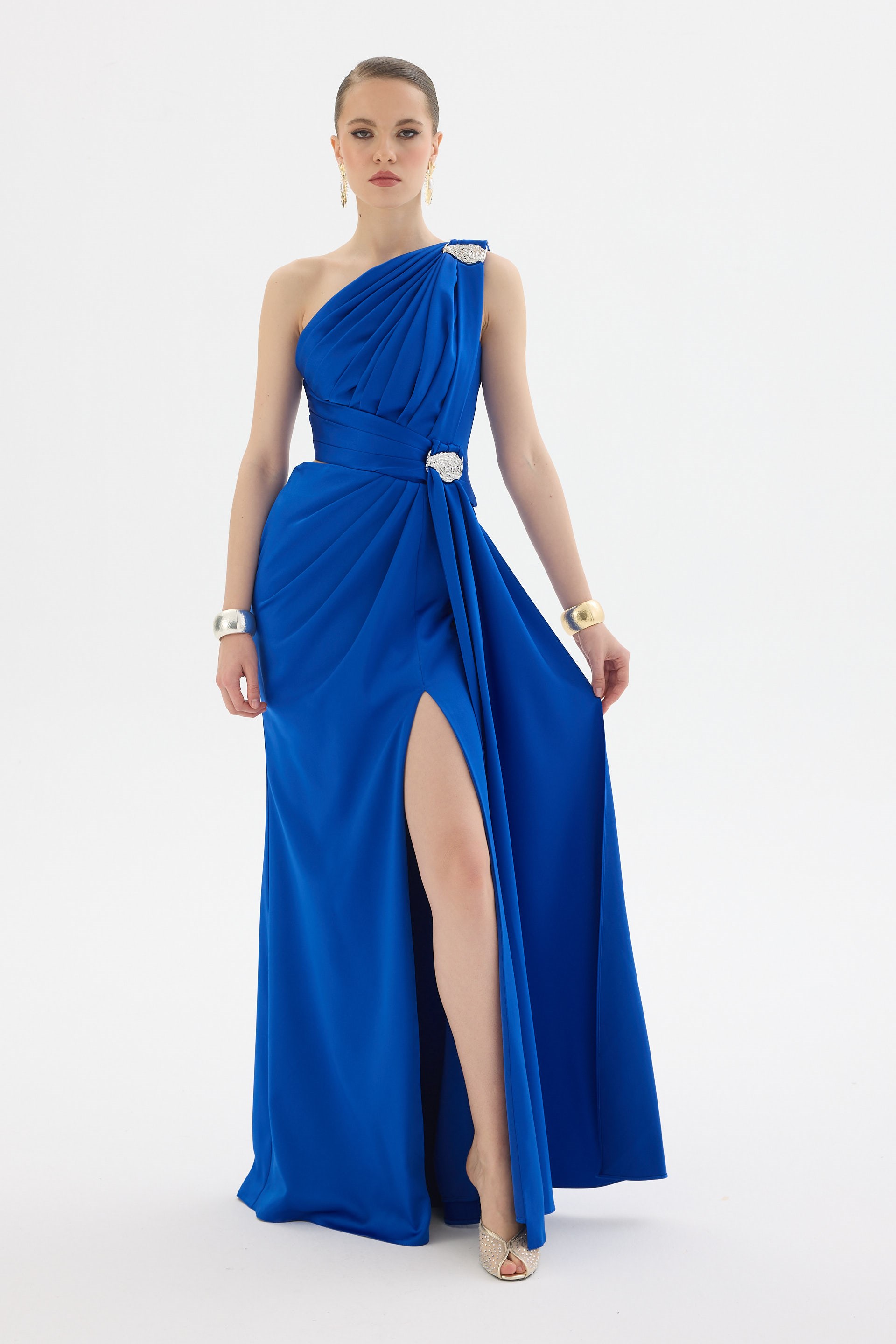 58665-25CARMENCarmen Saks Tek Kol Aksesuarlı Saten Abiye Elbise