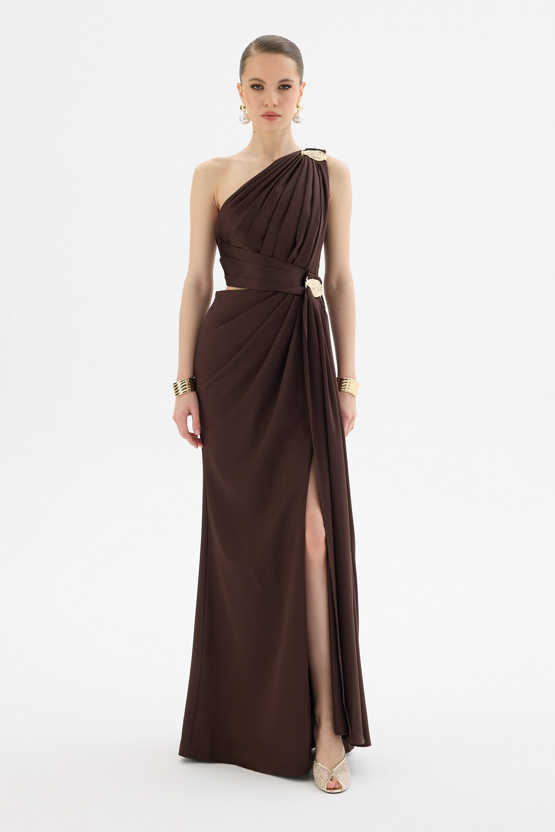 58665-38CARMENCarmen Kahve Tek Kol Aksesuarlı Saten Abiye Elbise