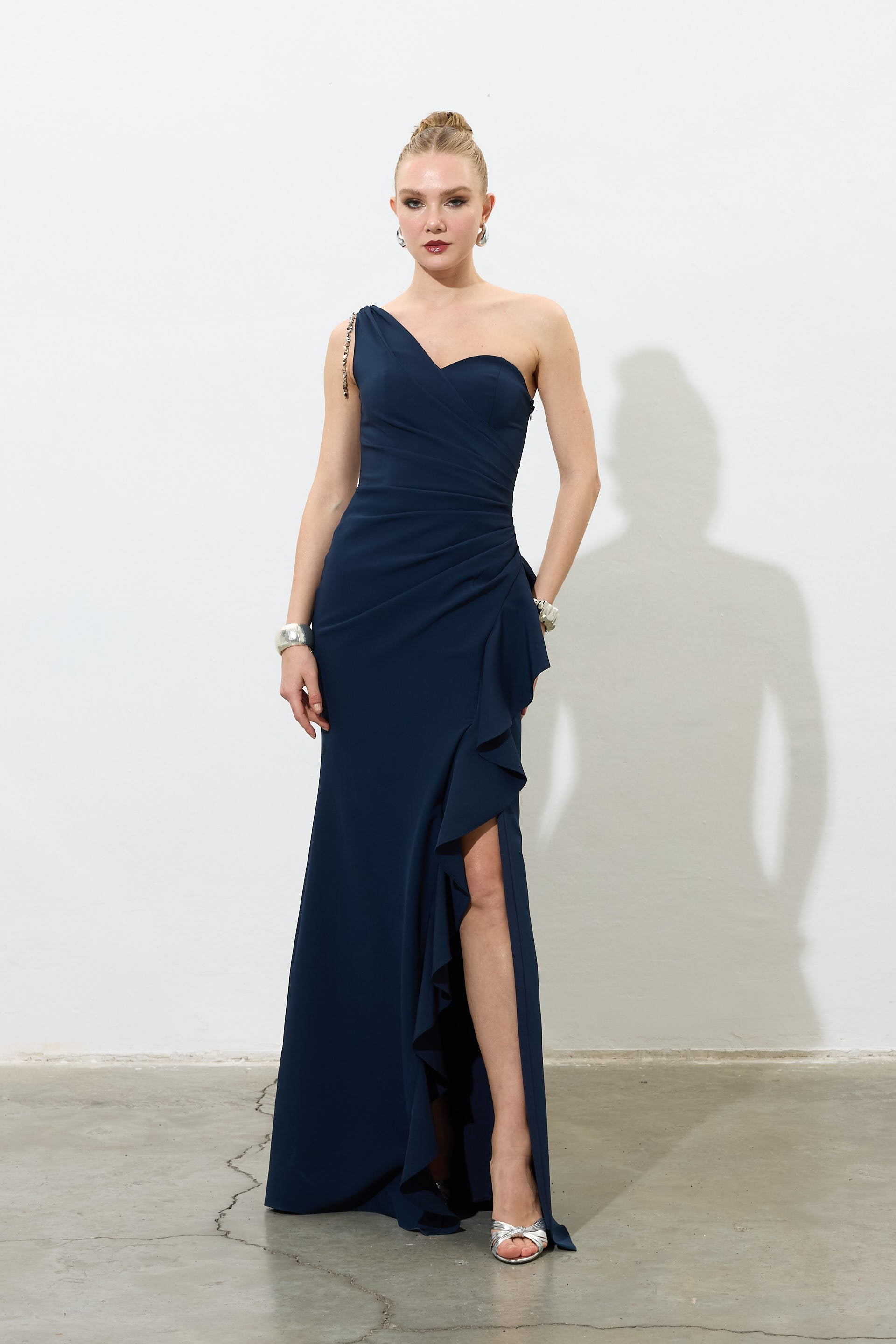 58686-14CARMENCarmen Lacivert Straplez Yırtmaçlı Krep Abiye Elbise