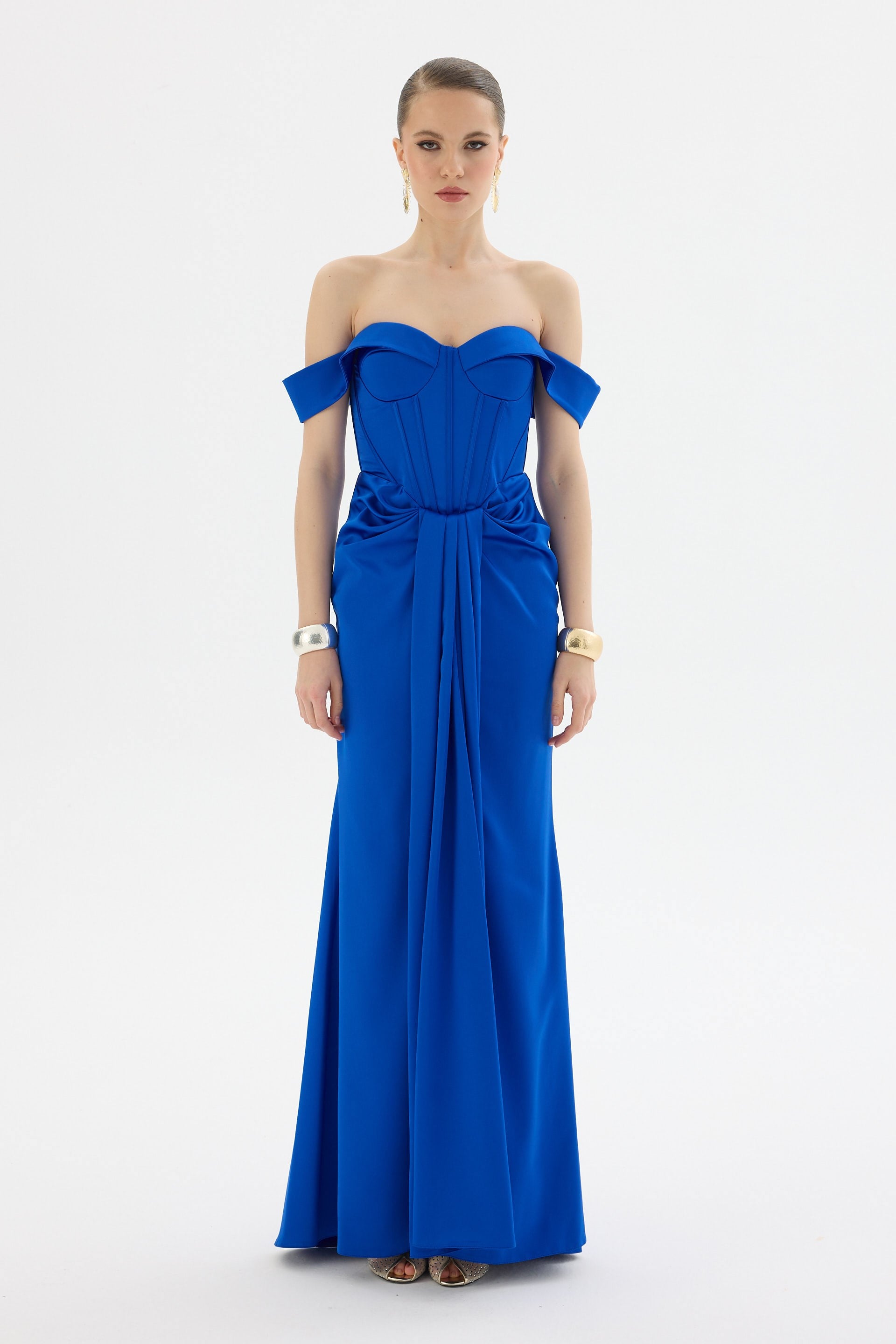 58689-25CARMENCarmen Saks Düşük Kol Straplez Saten Abiye Elbise